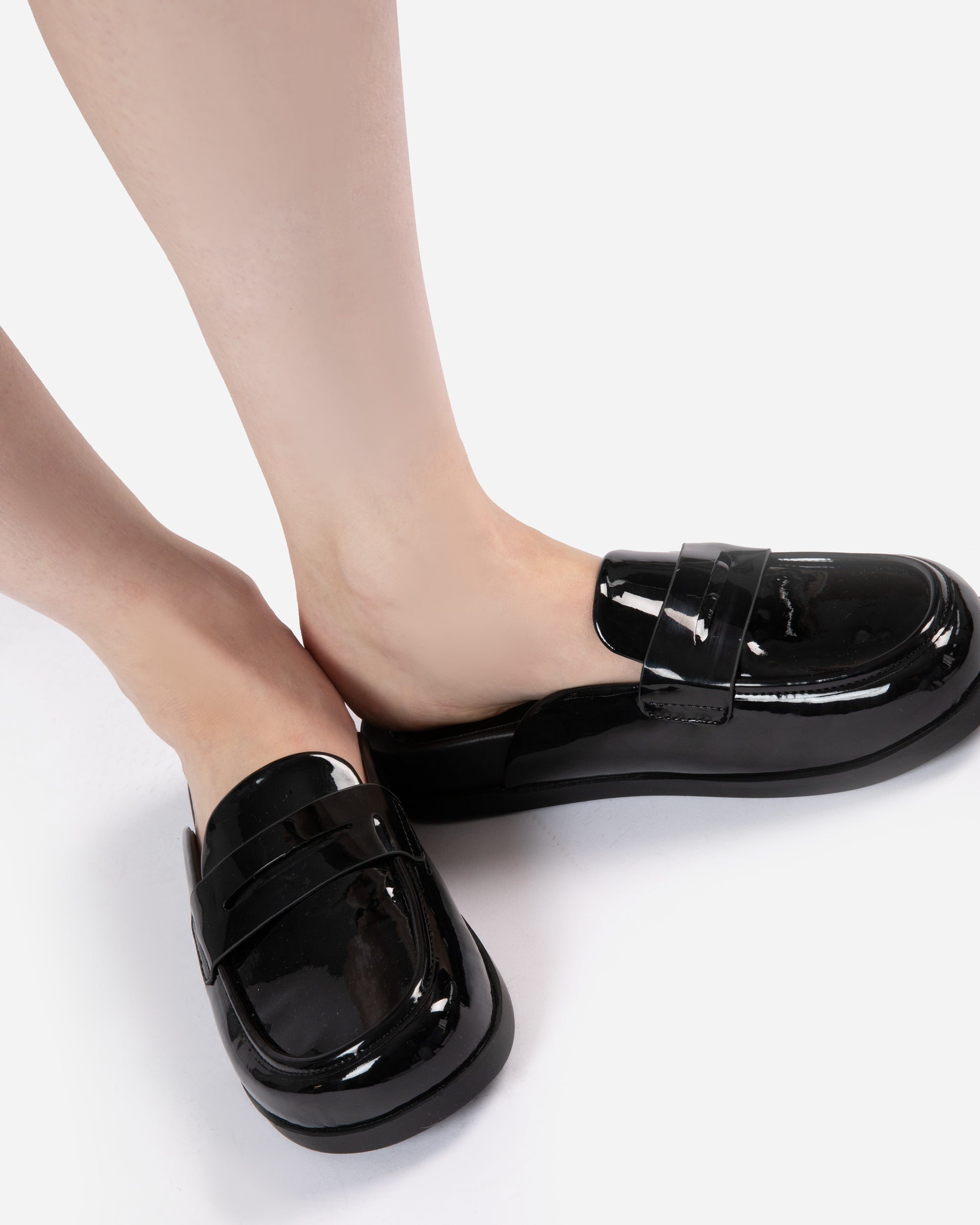 Matt & Nat Weil Mules Schwarz Lack vegan