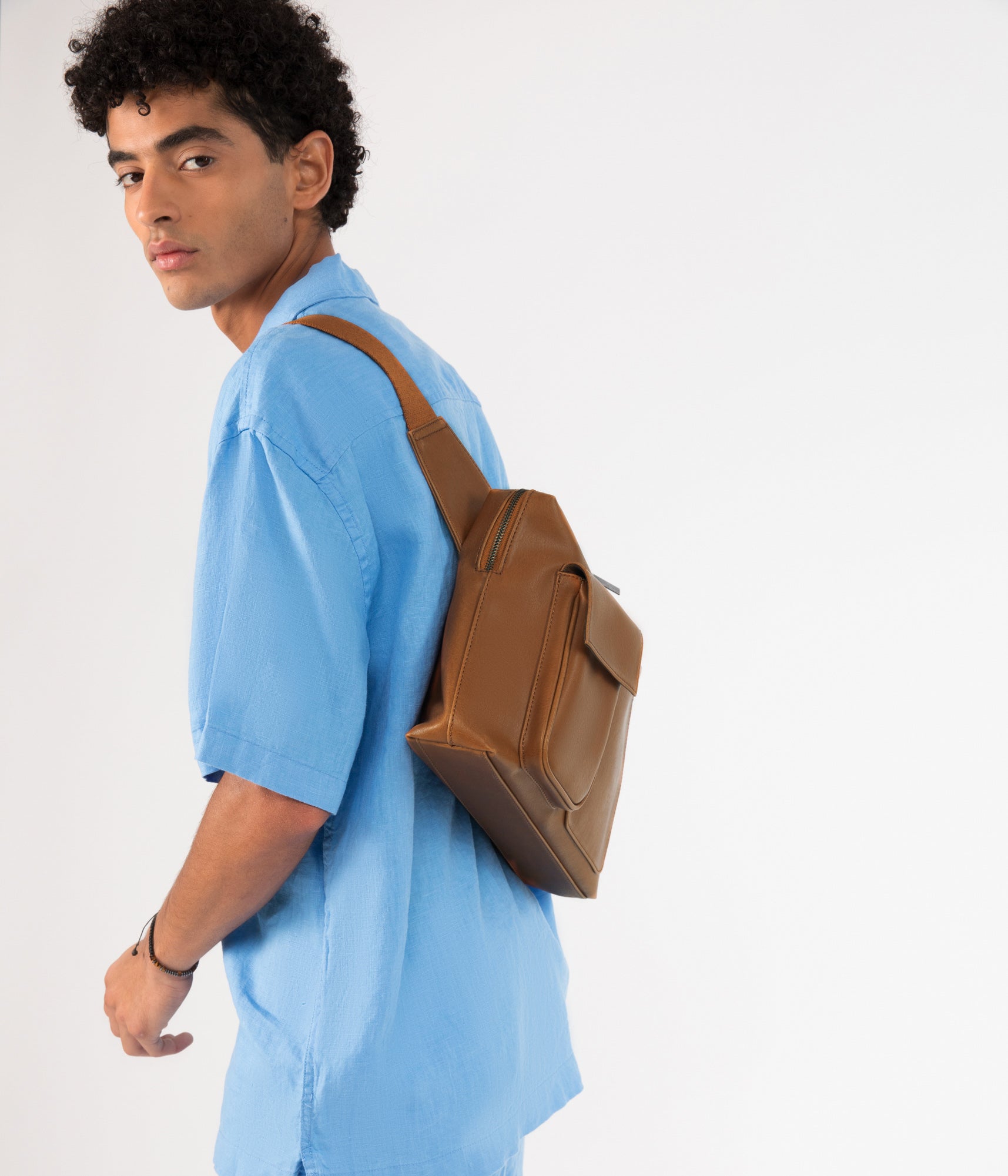Matt & Nat Trey Sling Bag schwarz vegane Umhängetasche