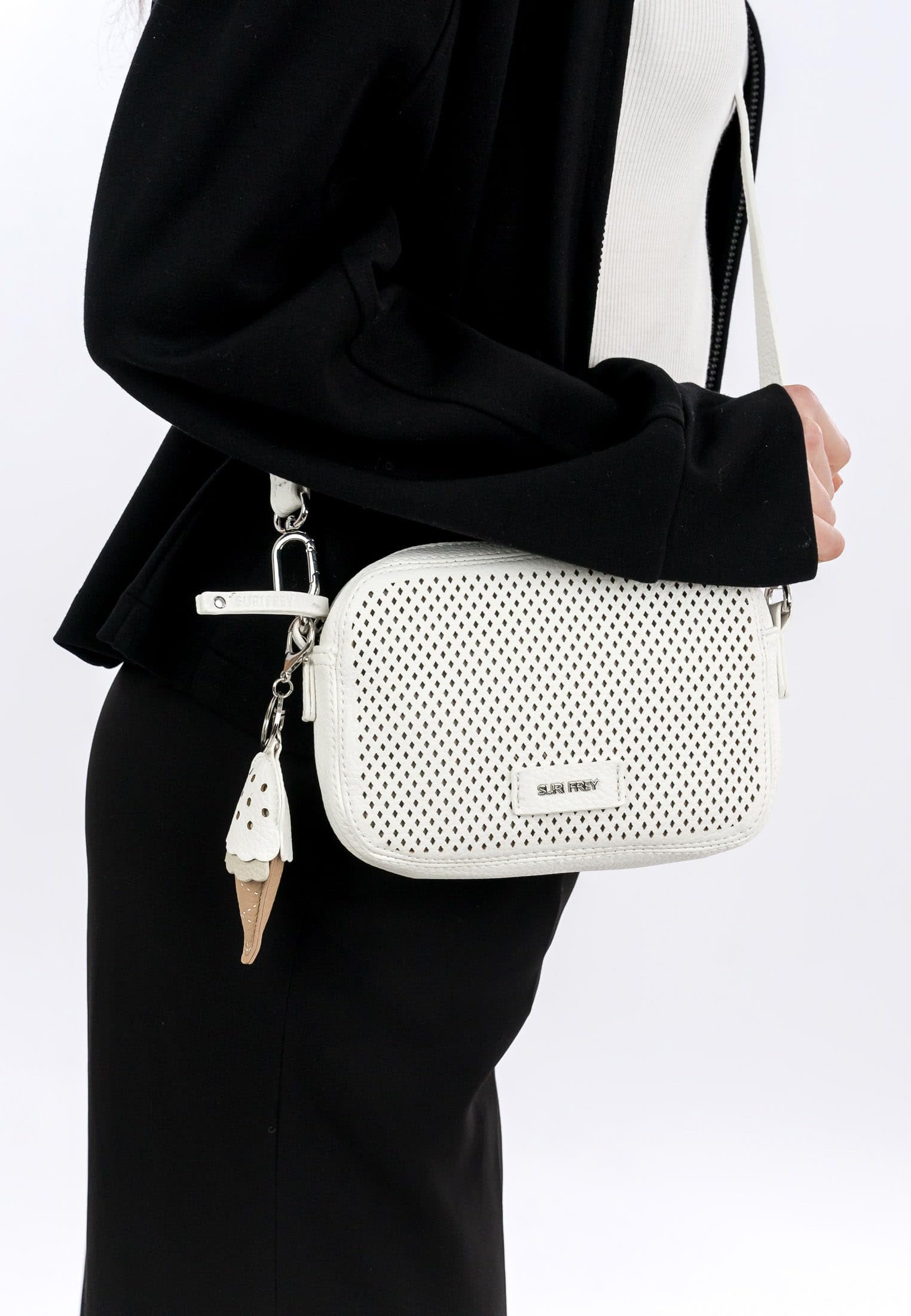 SURI FREY Cilly Crossbody Umhängetasche Weiß gelocht
