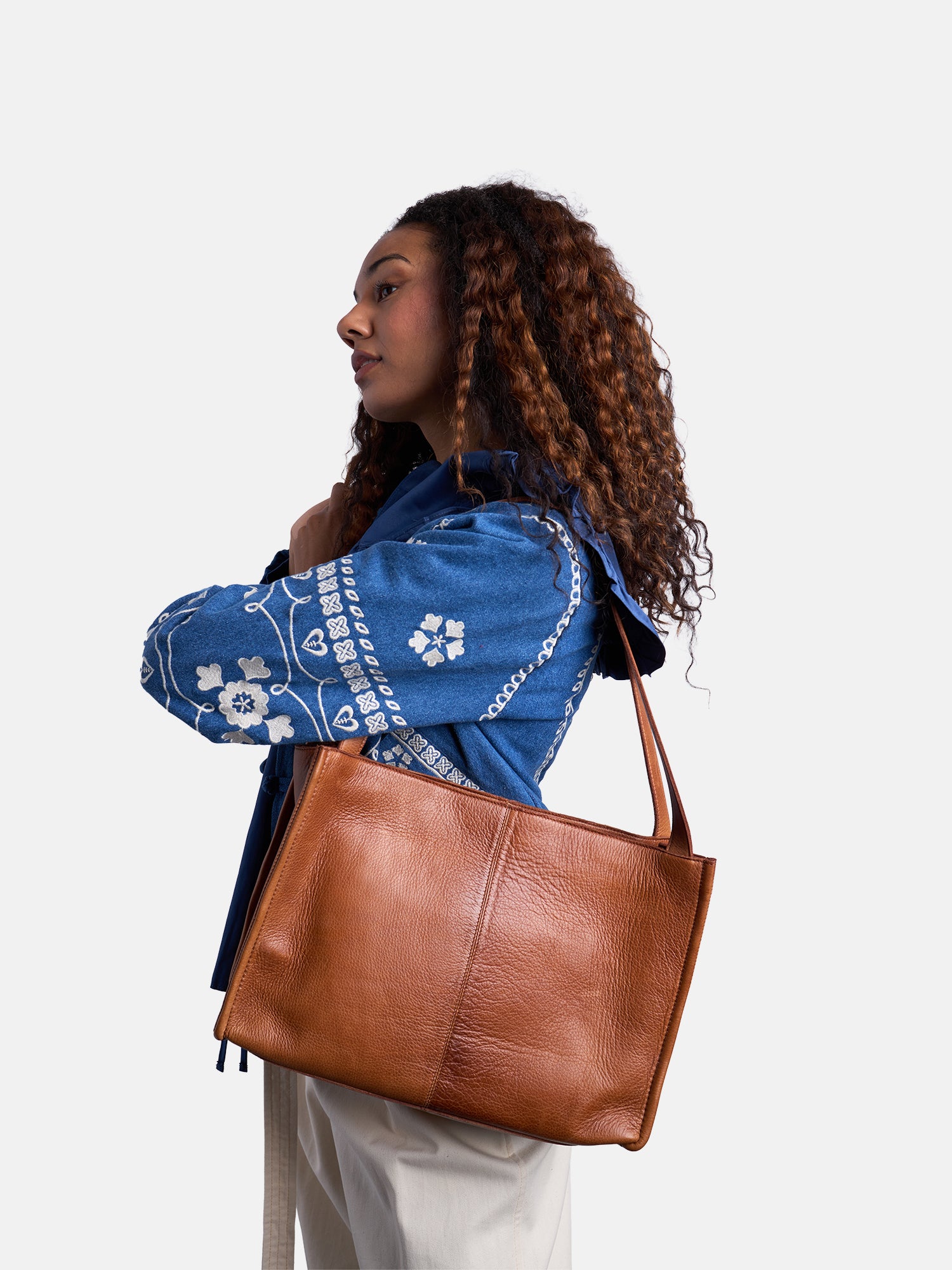 RE:DESIGNED Aro Small Schultertasche Walnut Vollleder