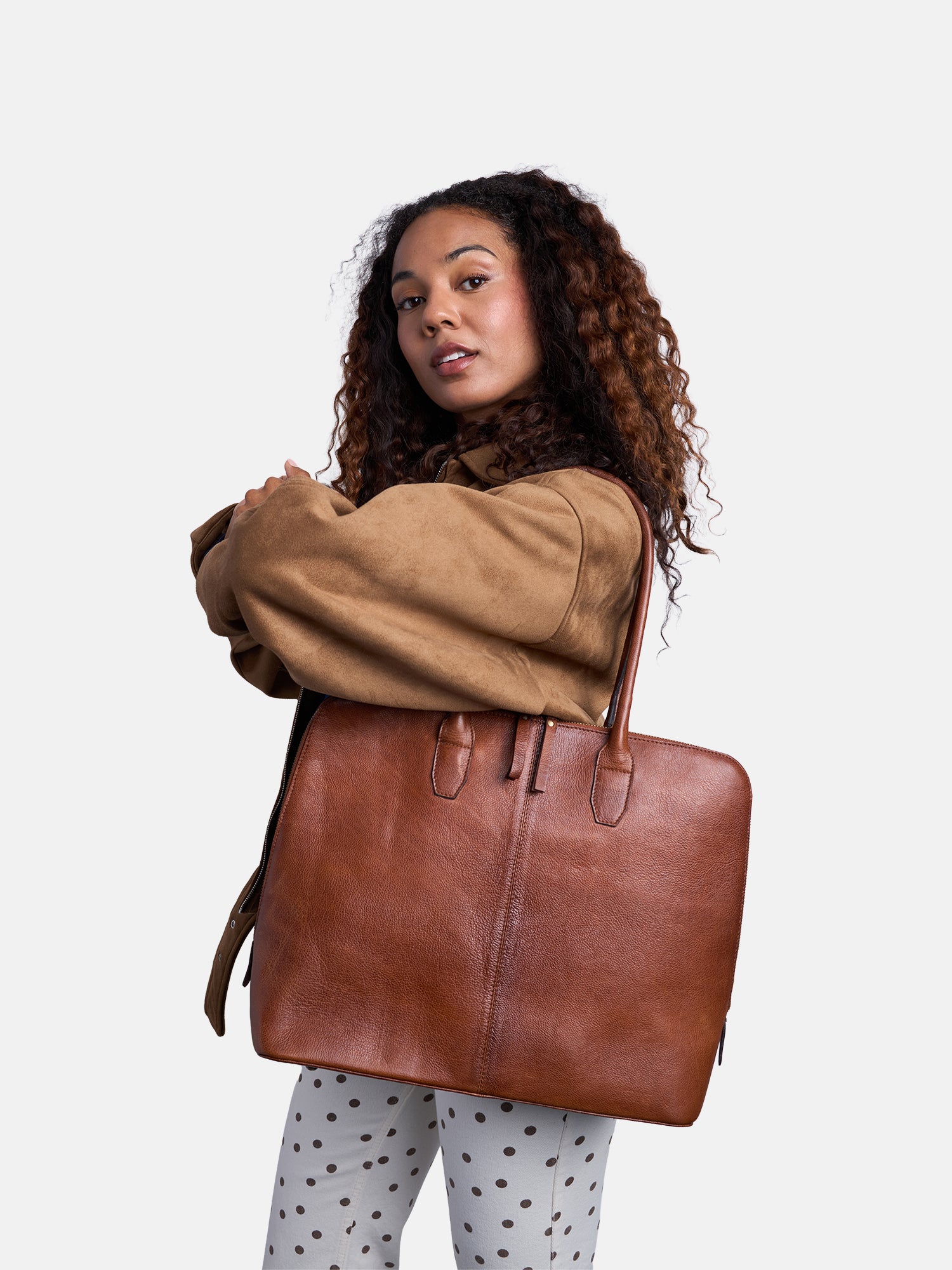 RE:DESIGNED Silje Big Schultertasche Walnut Rindsleder