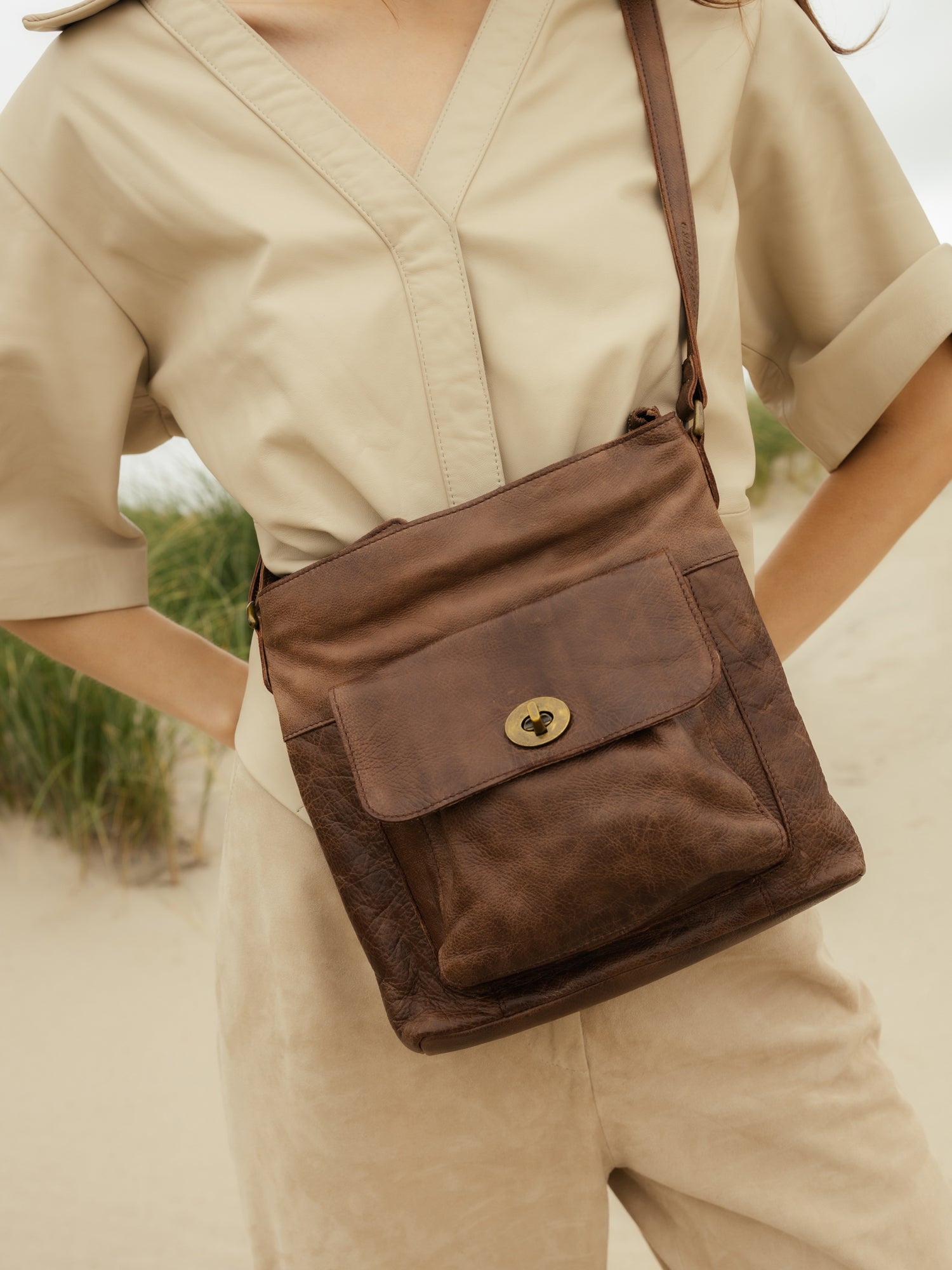 RE:DESIGNED Kay Urban Schultertasche Woodsmoke Leder