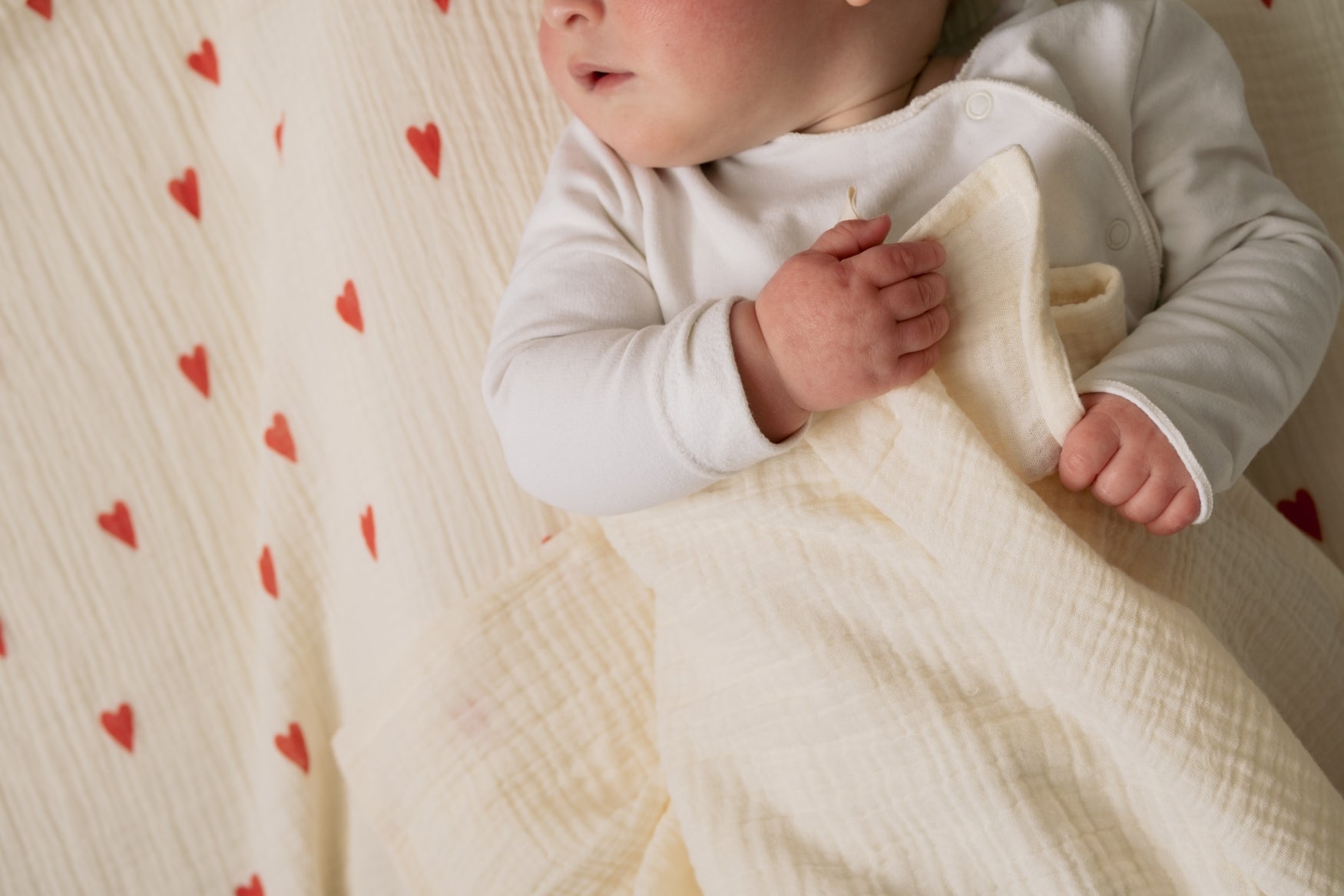 Studio Noos Swaddle Print Large Musselintuch Beige Hearts