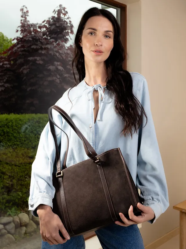 RE:DESIGNED Sola Schultertasche Dunkelbraun Wildleder