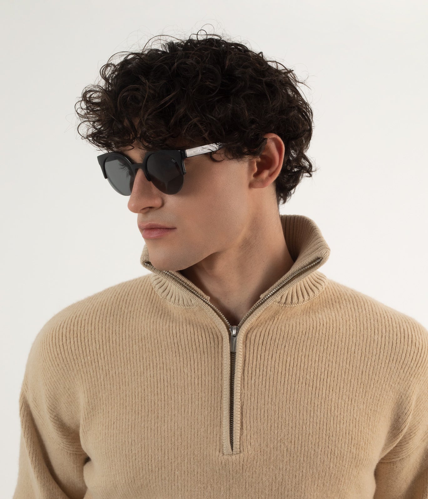 Matt & Nat OVERT-2 Sonnenbrille Schwarz Polarisiert Recycelt
