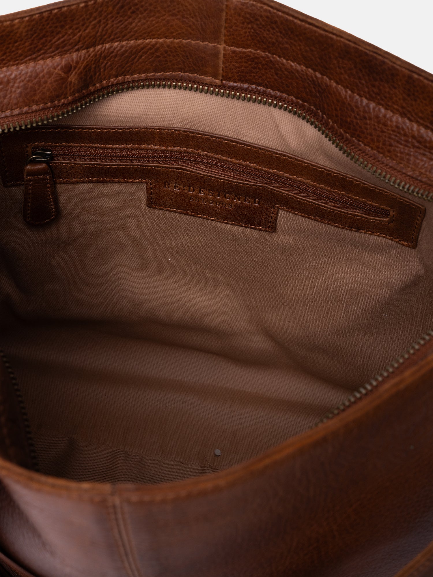 RE:DESIGNED Aro Small Schultertasche Walnut Vollleder