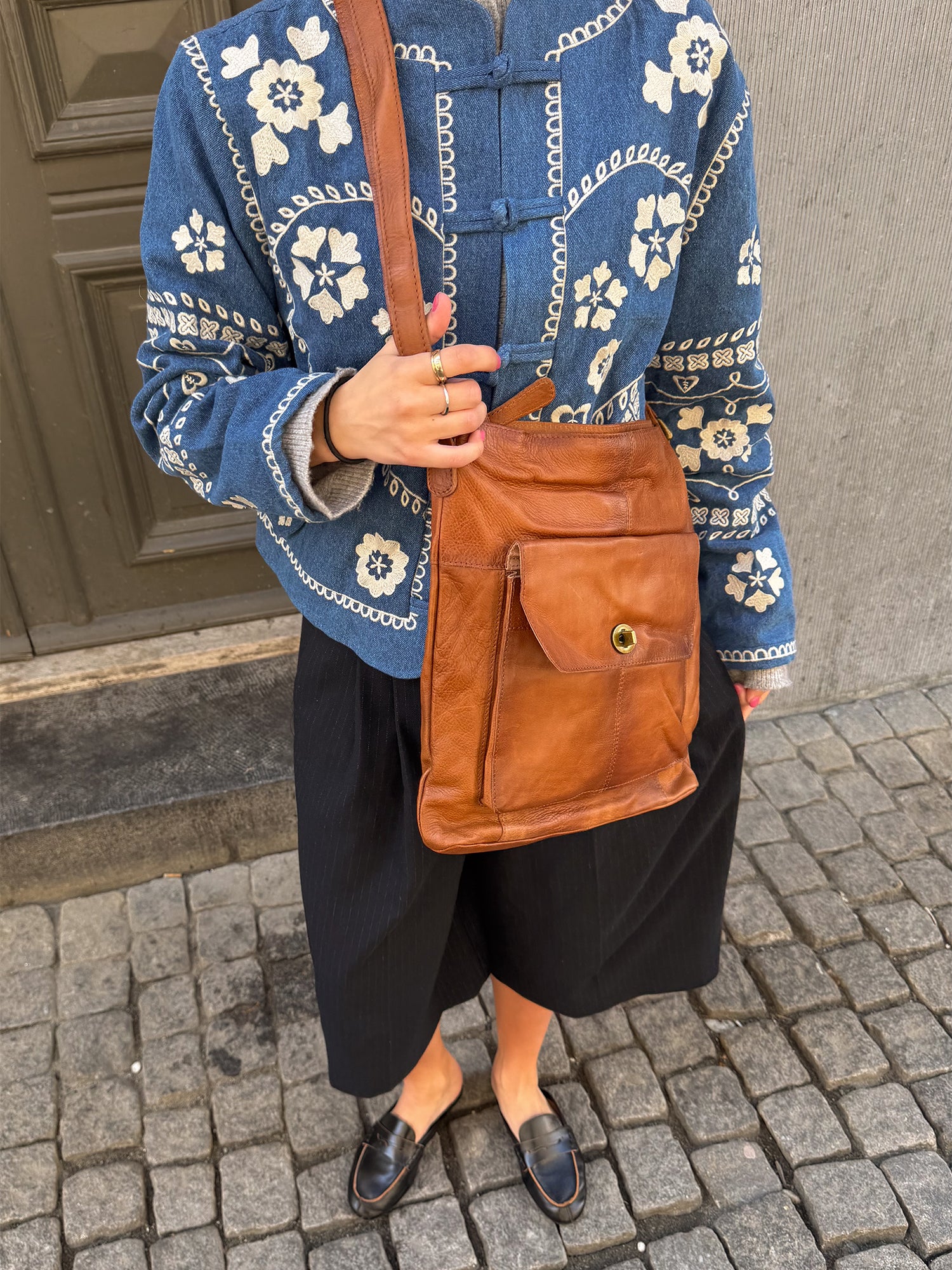 RE:DESIGNED 1656 Urban Umhängetasche Walnut Vollleder