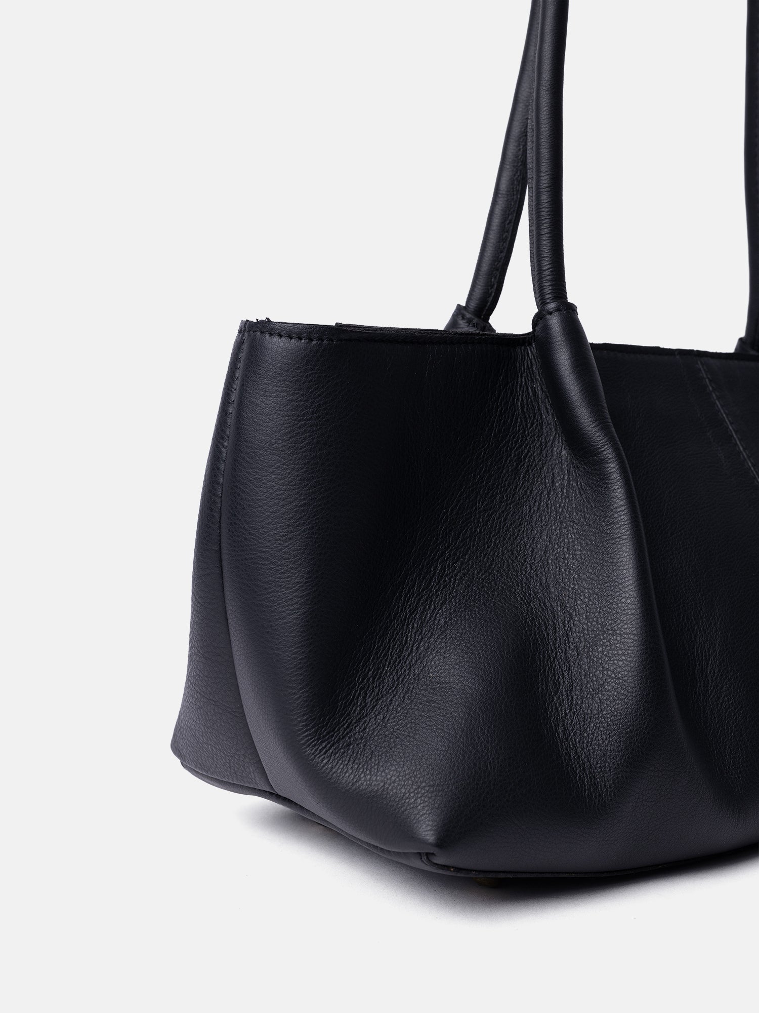 RE:DESIGNED Sille Schultertasche Schwarz Leder