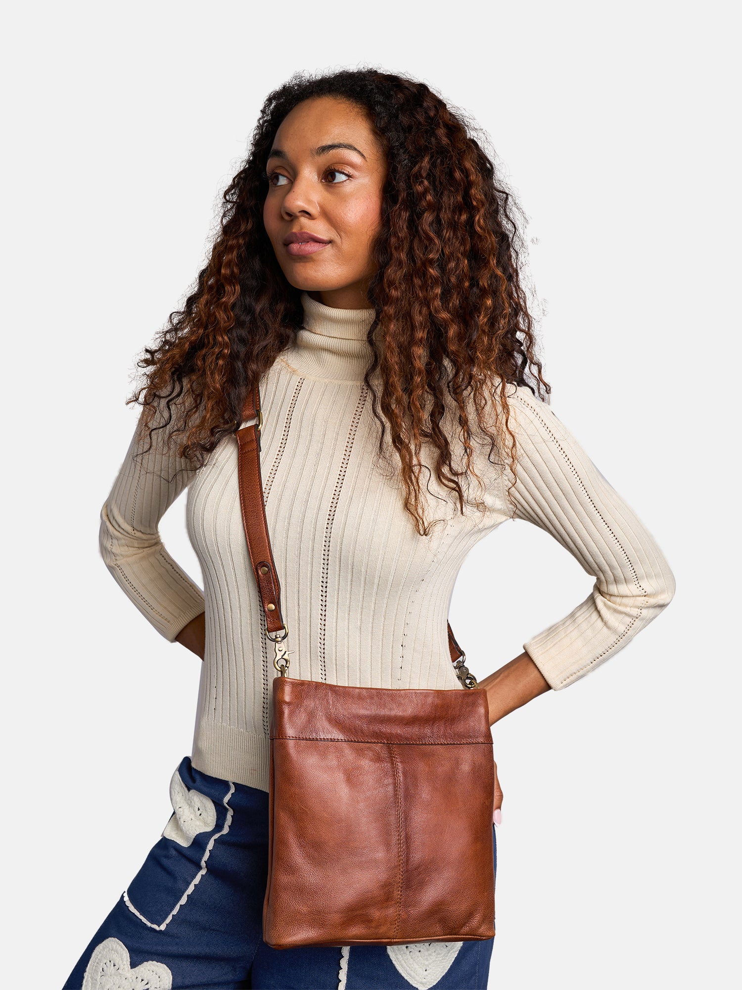 RE:DESIGNED Olea Small Umhängetasche Walnut Vollleder