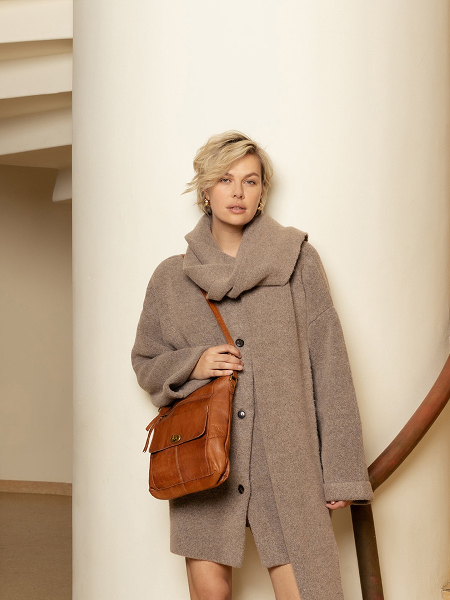 RE:DESIGNED Leknes Urban Umhängetasche Walnut Vollleder