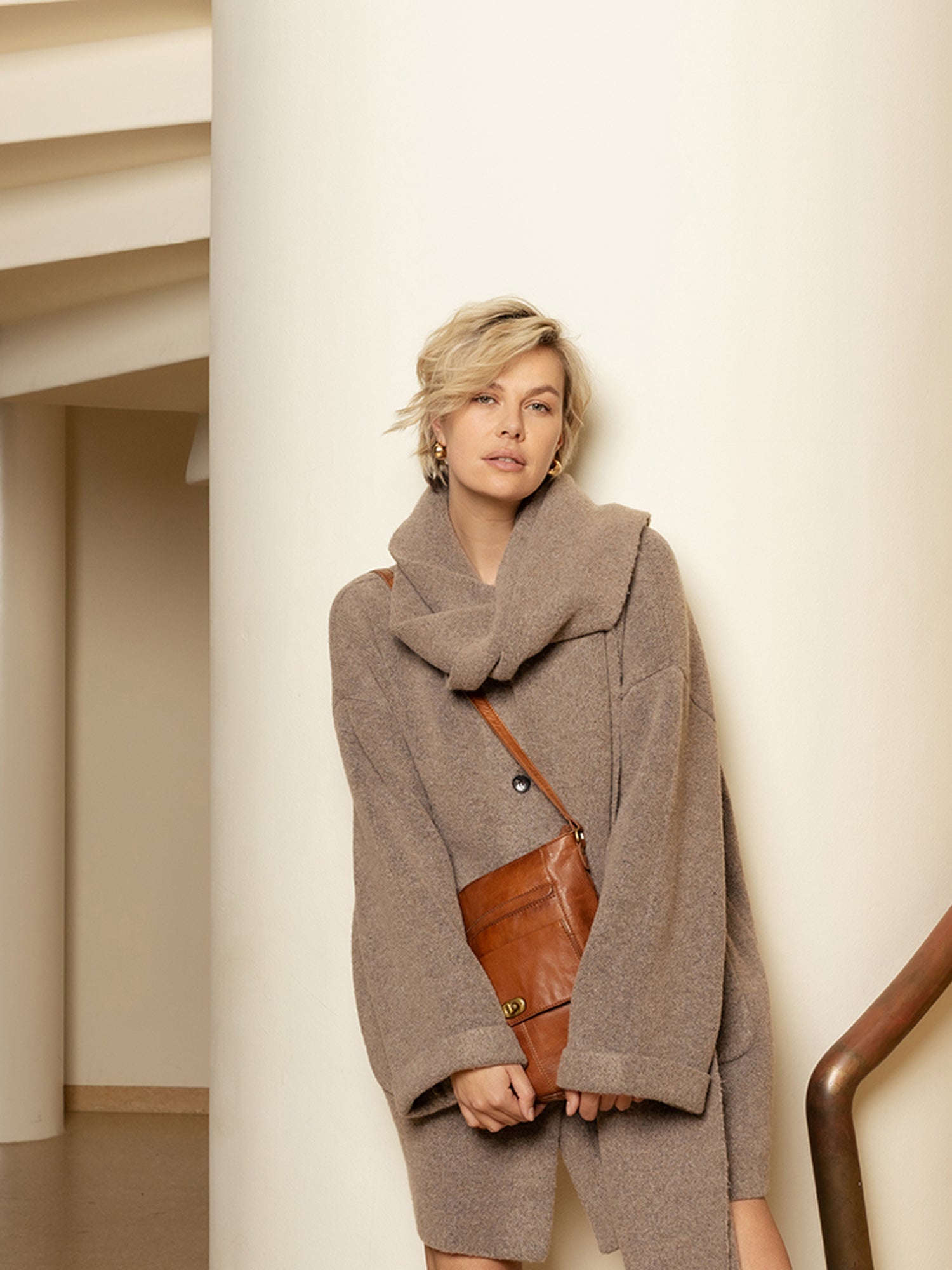 RE:DESIGNED Leknes Urban Umhängetasche Walnut Vollleder
