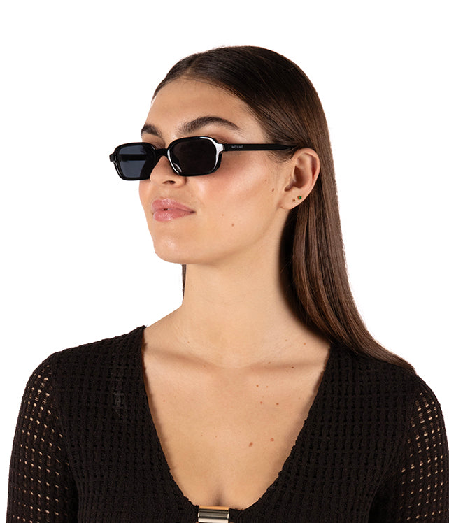 Matt & Nat MENDI Sonnenbrille Schwarz polarisiert recycelt