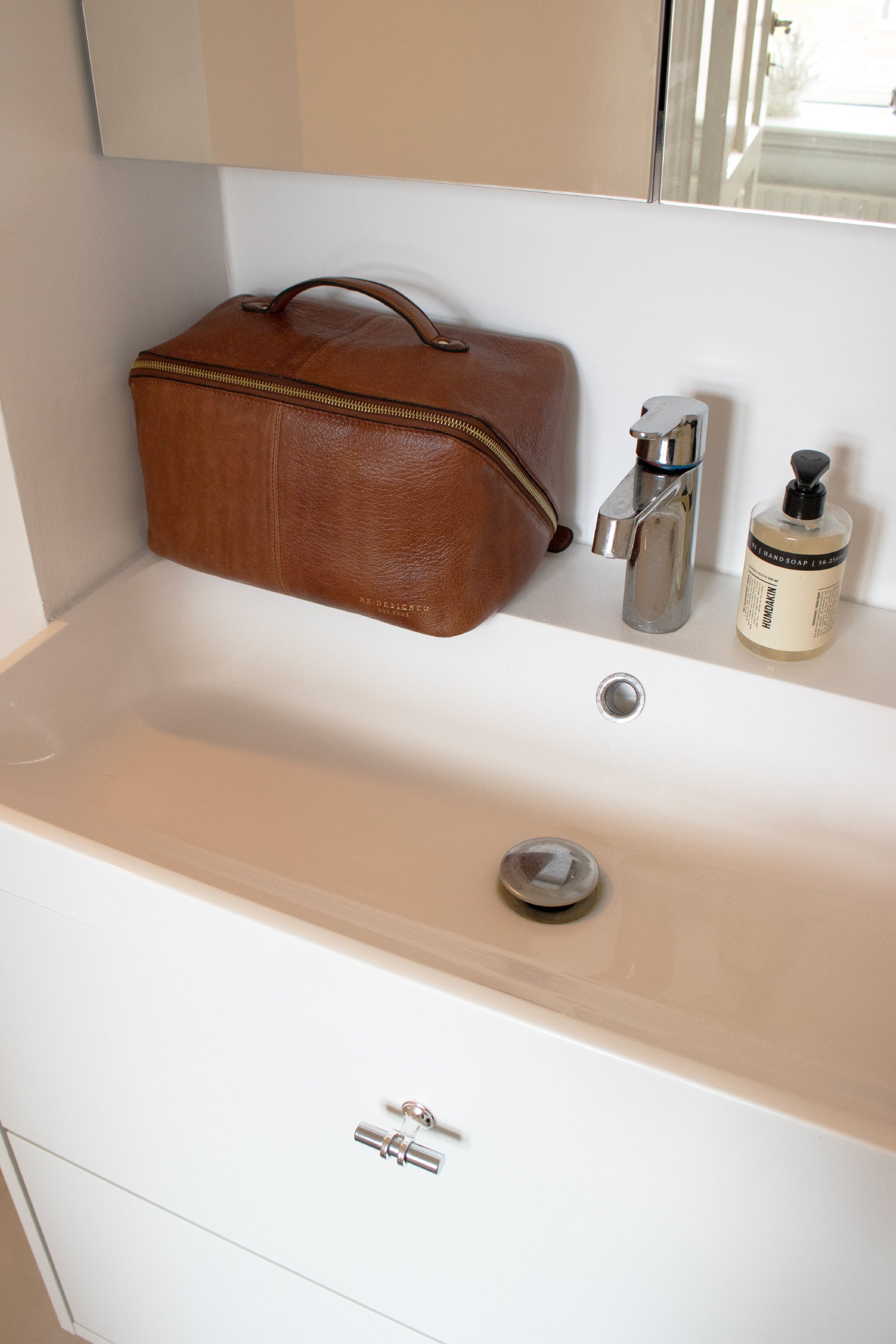 RE:DESIGNED Halima Big Kulturtasche Walnut Vollleder