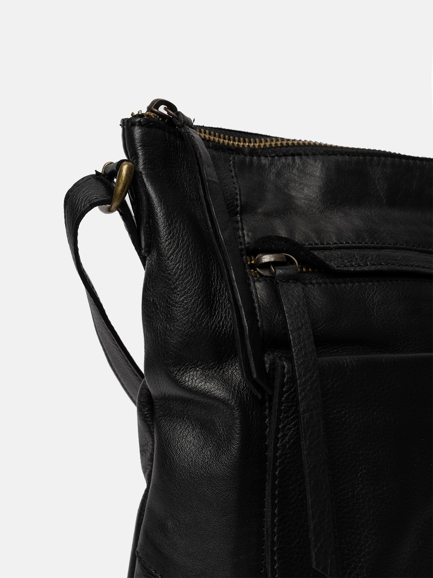 RE:DESIGNED Leknes Urban Umhängetasche Schwarz Vollleder