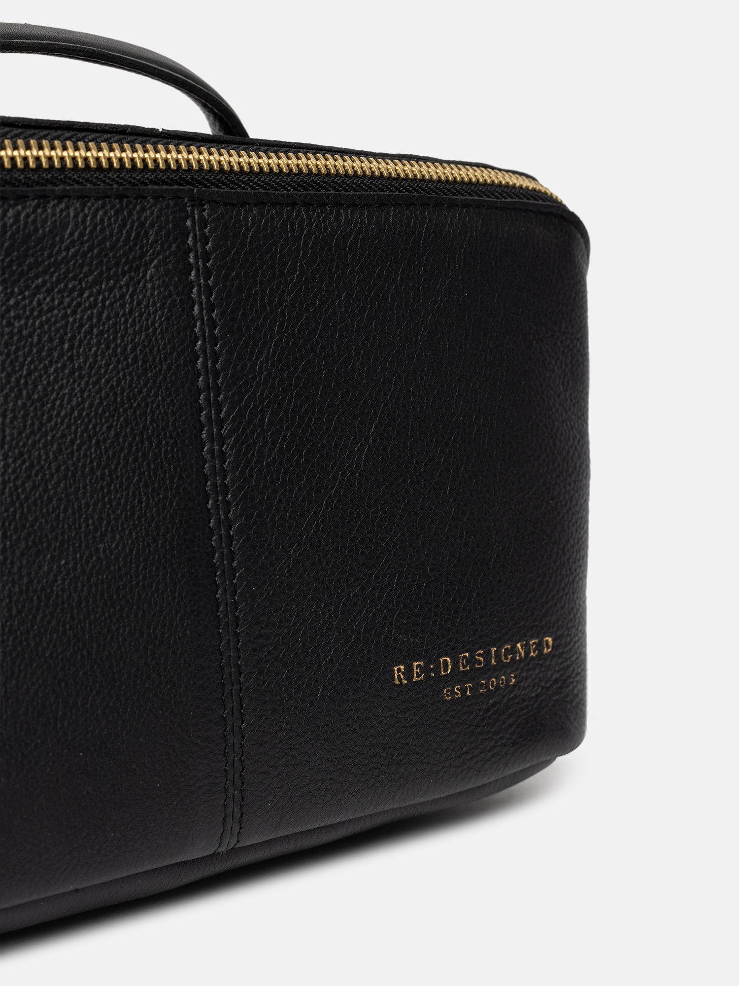 RE:DESIGNED Halima Small Kulturtasche Schwarz Gold Vollleder