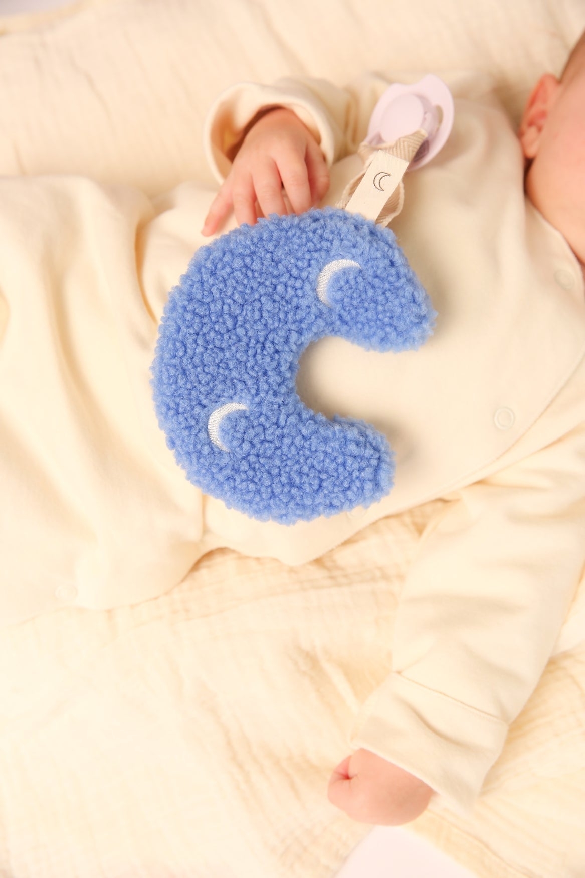 Studio Noos Schnuller Plüschtier Light Blue Moon mit Ring