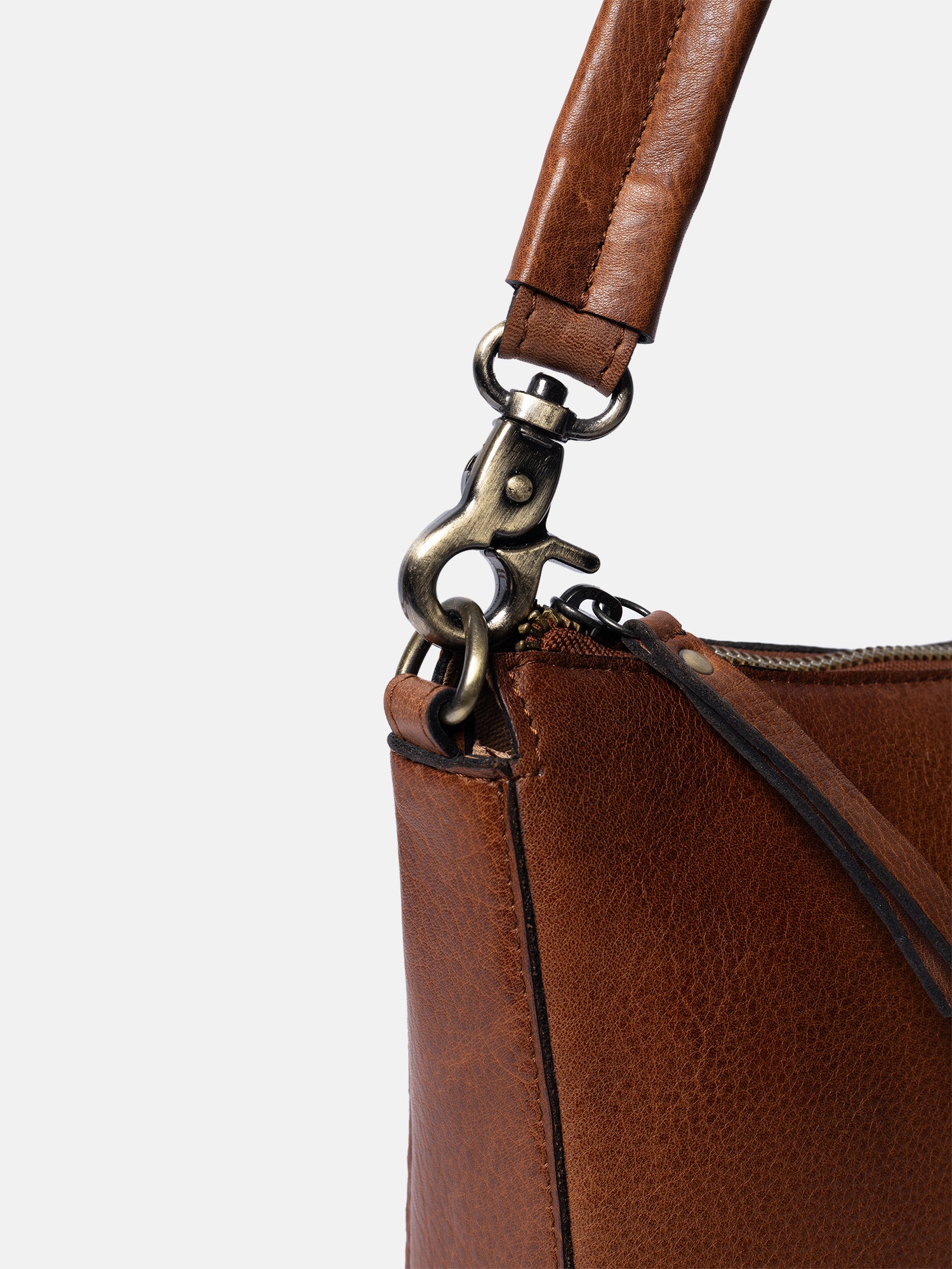 RE:DESIGNED Nada 6598 Schultertasche Walnut Vollleder