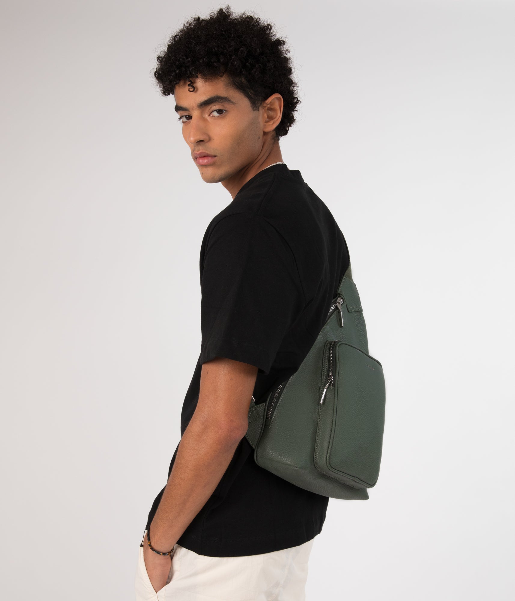Matt & Nat Purity Orv Sling Bag Schwarz vegan