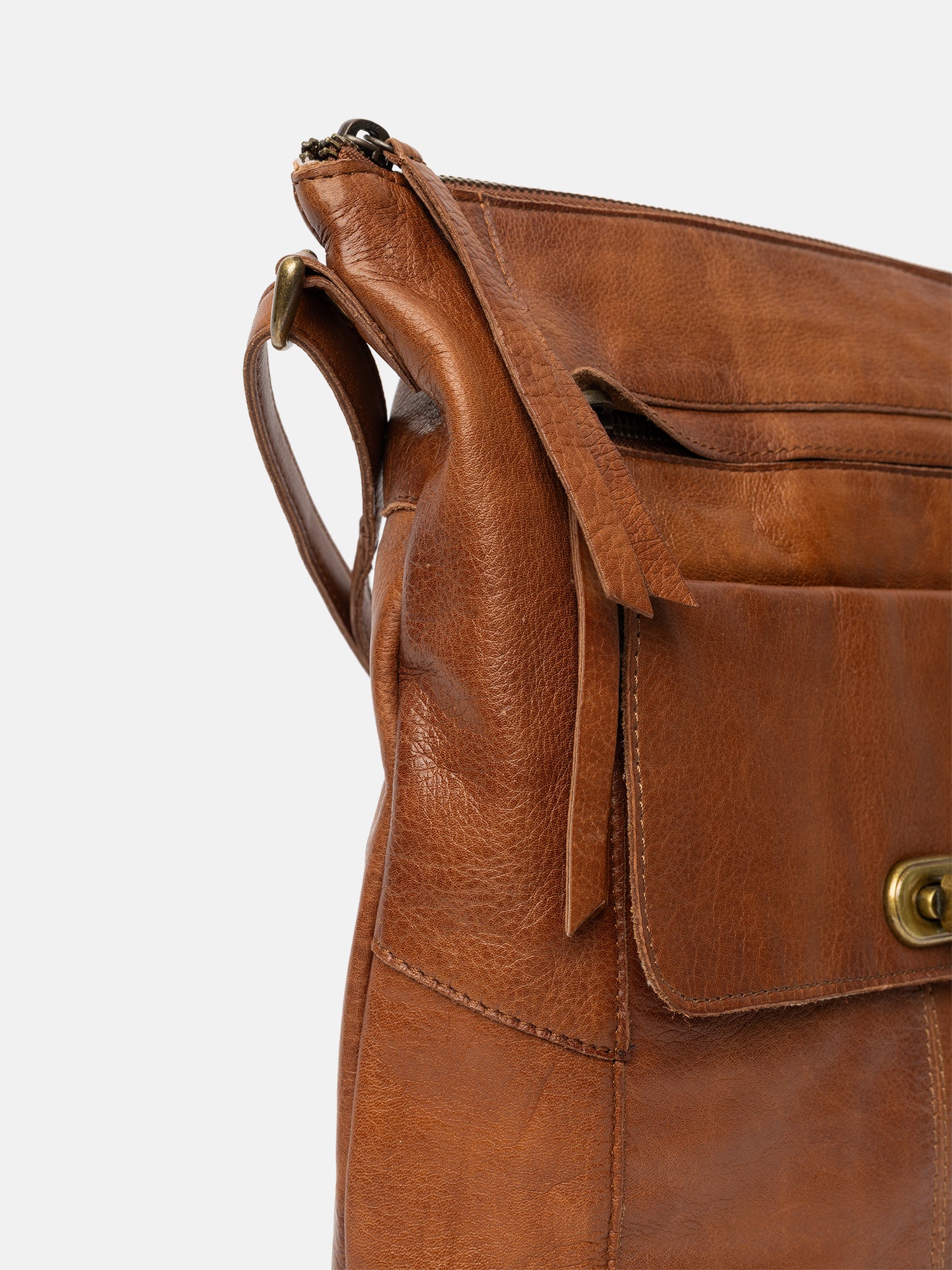 RE:DESIGNED Leknes Urban Umhängetasche Walnut Vollleder