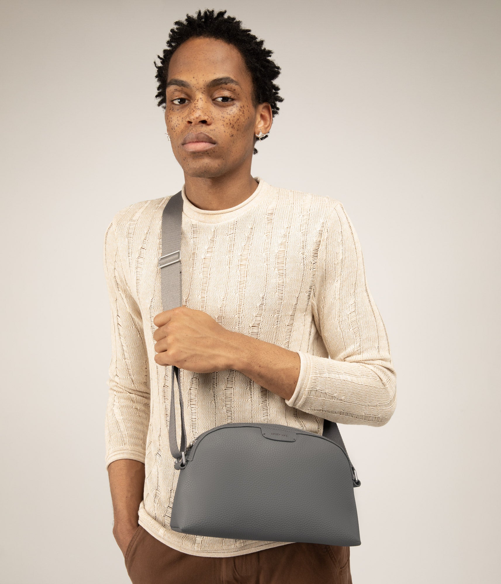 Matt & Nat Purity Arrow Crossbody recycelt schwarz