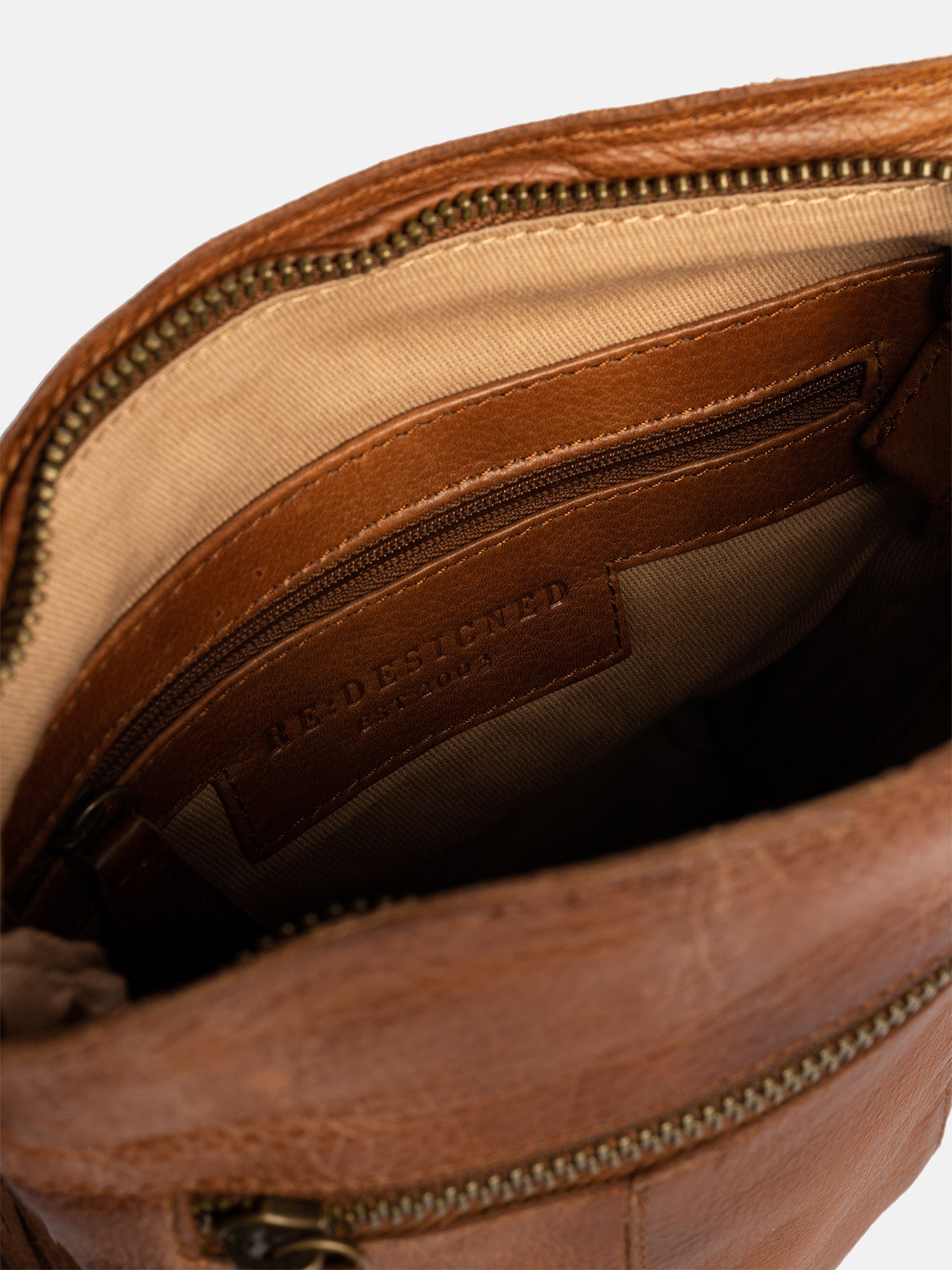 RE:DESIGNED Lillesand Urban Umhängetasche Walnut Vollleder