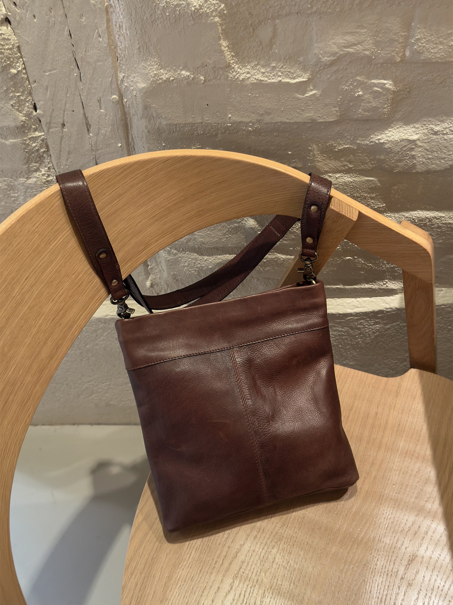 RE:DESIGNED Olea Small Umhängetasche Woodsmoke Vollleder