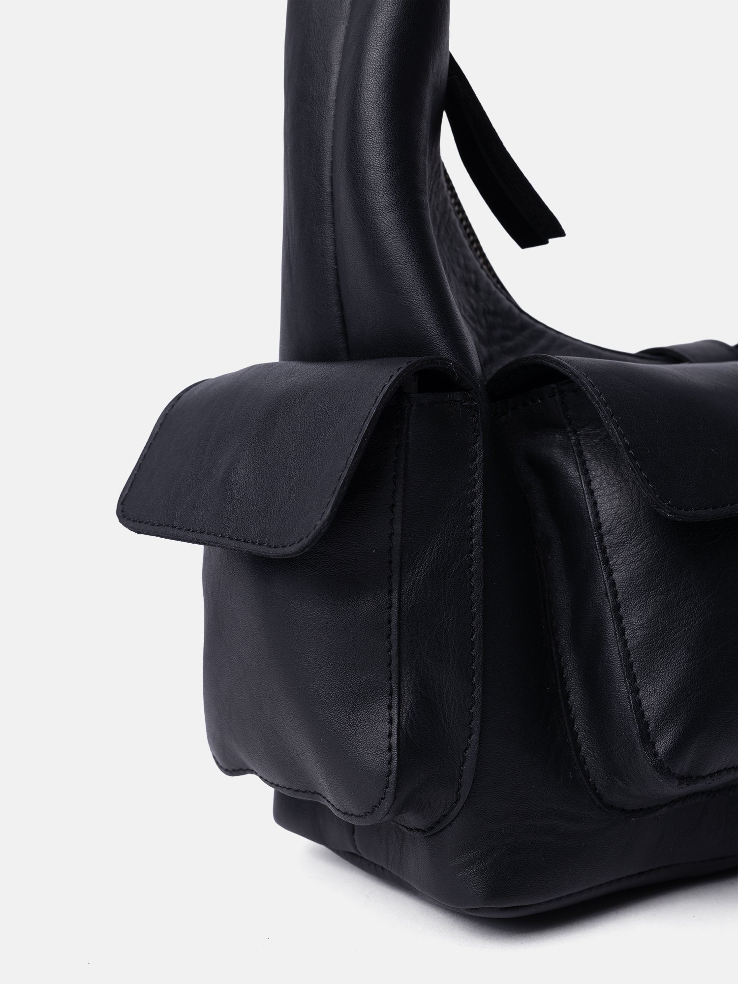 RE:DESIGNED Solvej Medium Schultertasche Schwarz Vollleder