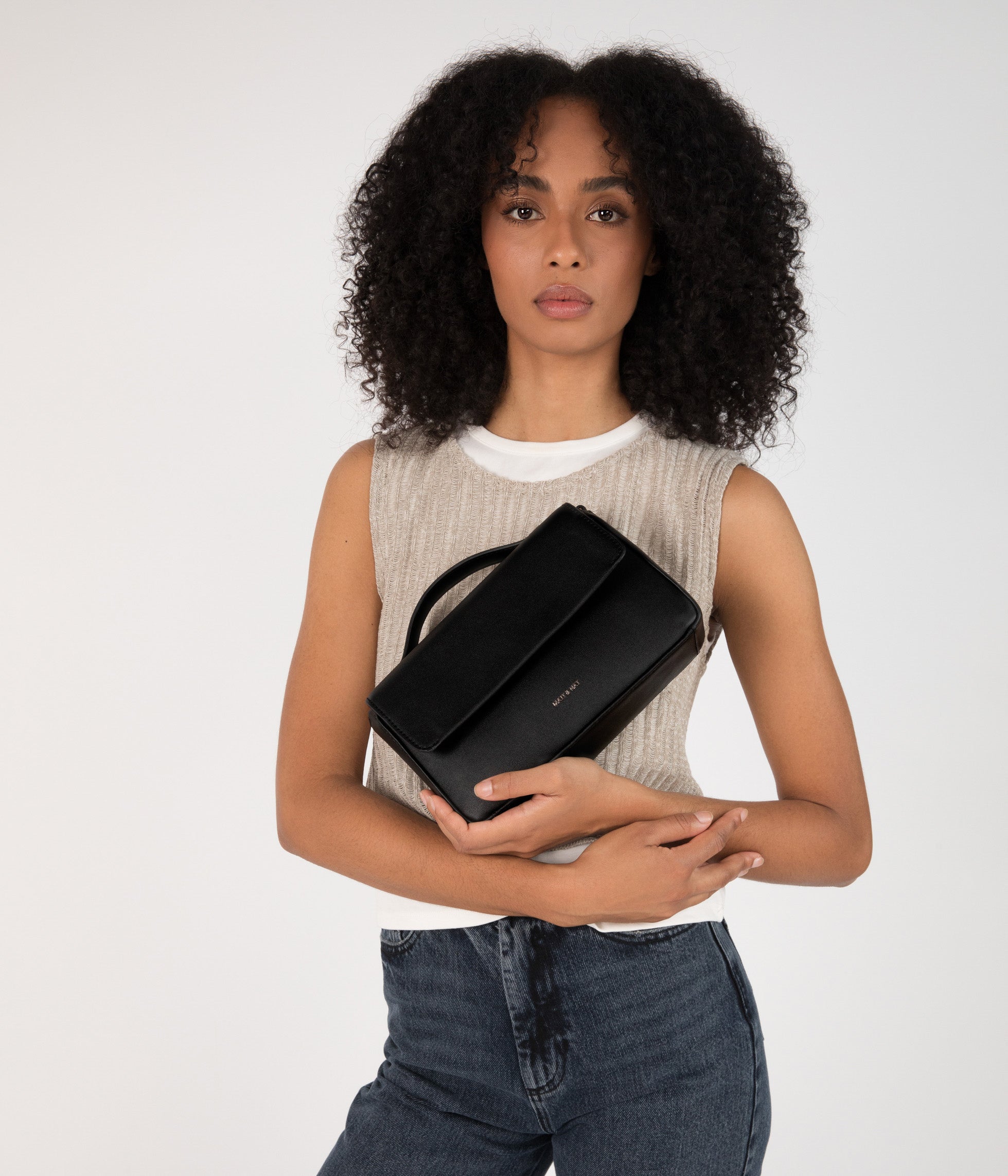 Matt & Nat Heart Sol Crossbody Schwarz mit Griff vegan
