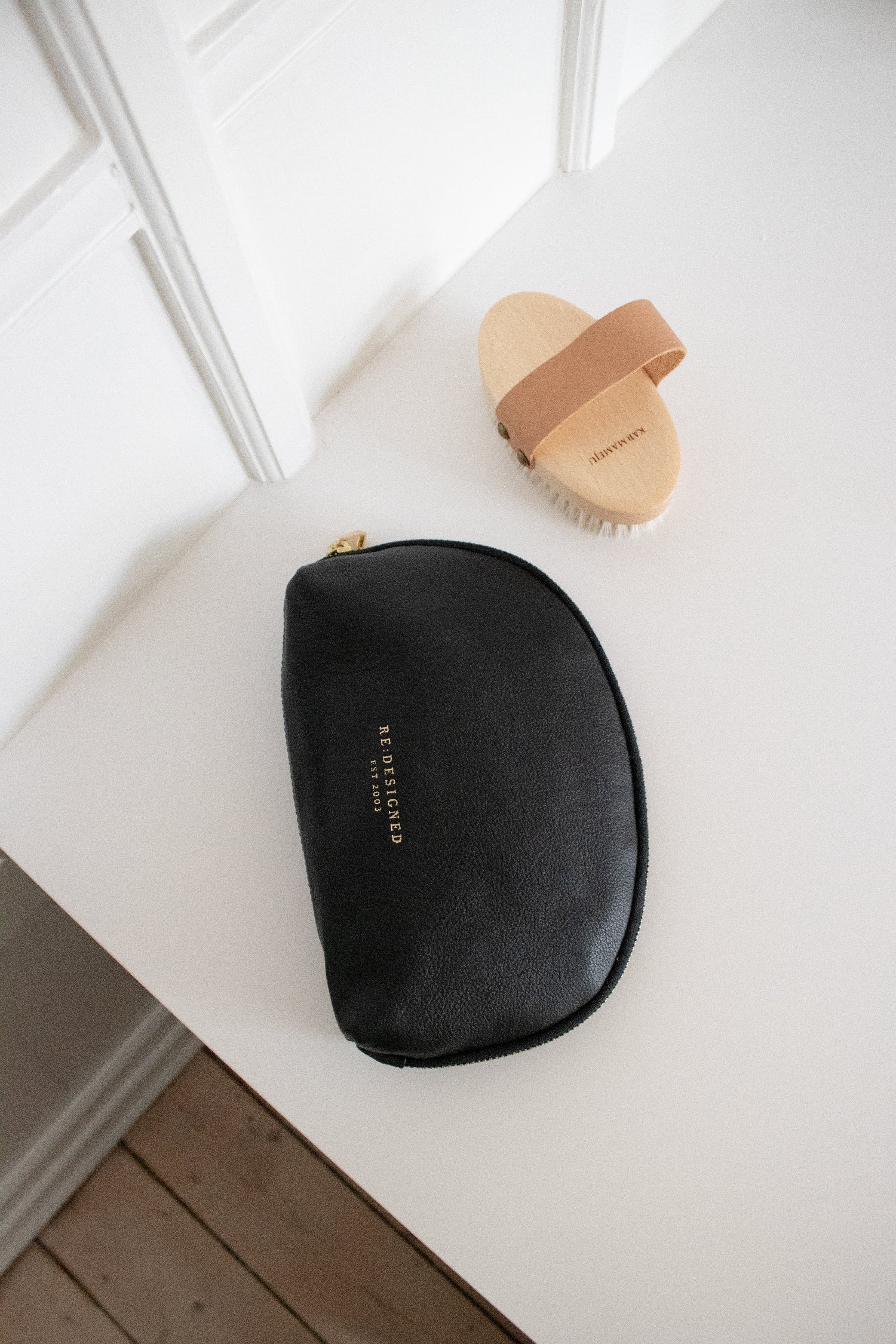 RE:DESIGNED Hoshi 6332 Kulturtasche Schwarz Leder