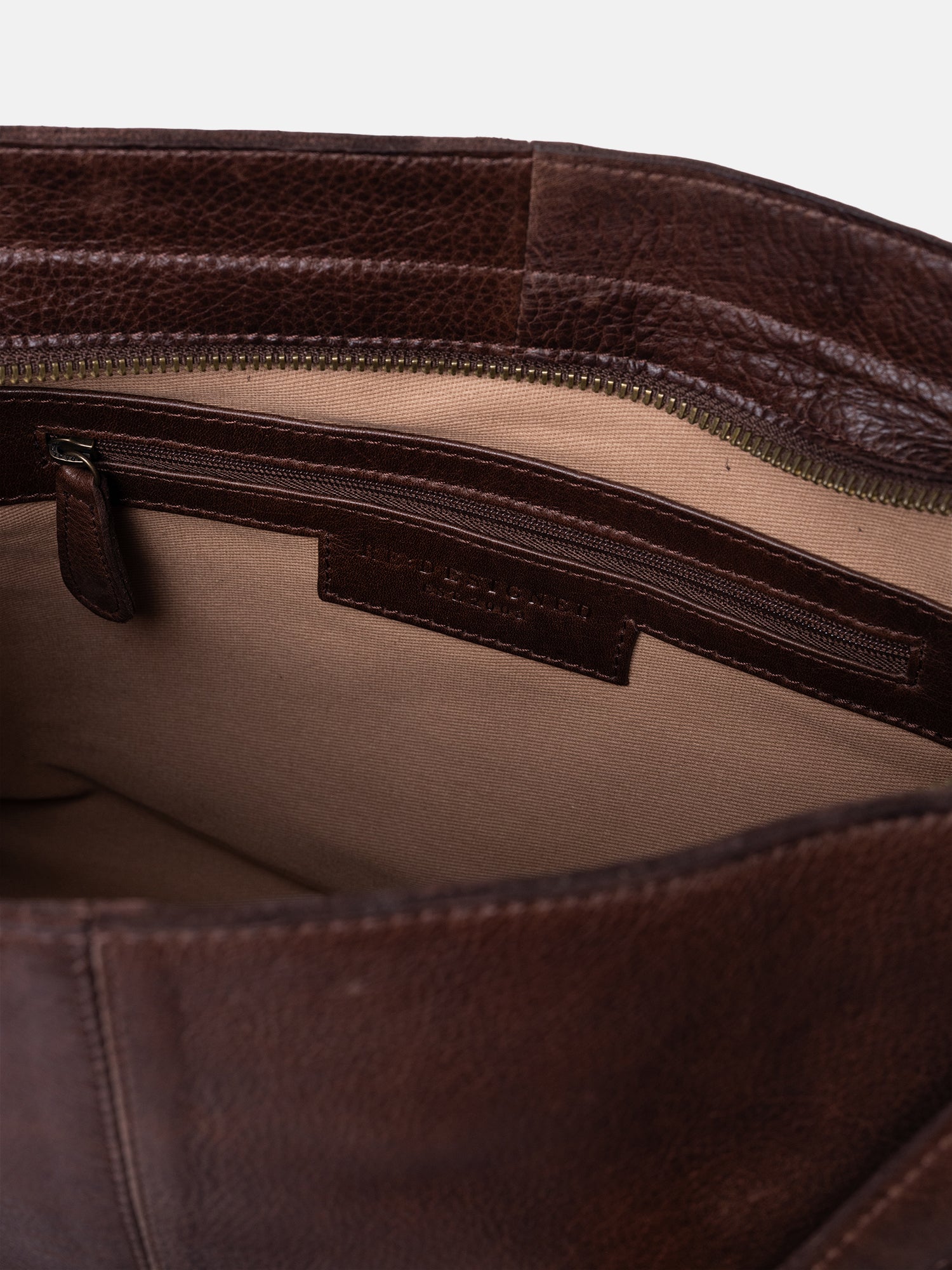 RE:DESIGNED Aro Small Schultertasche Woodsmoke Leder