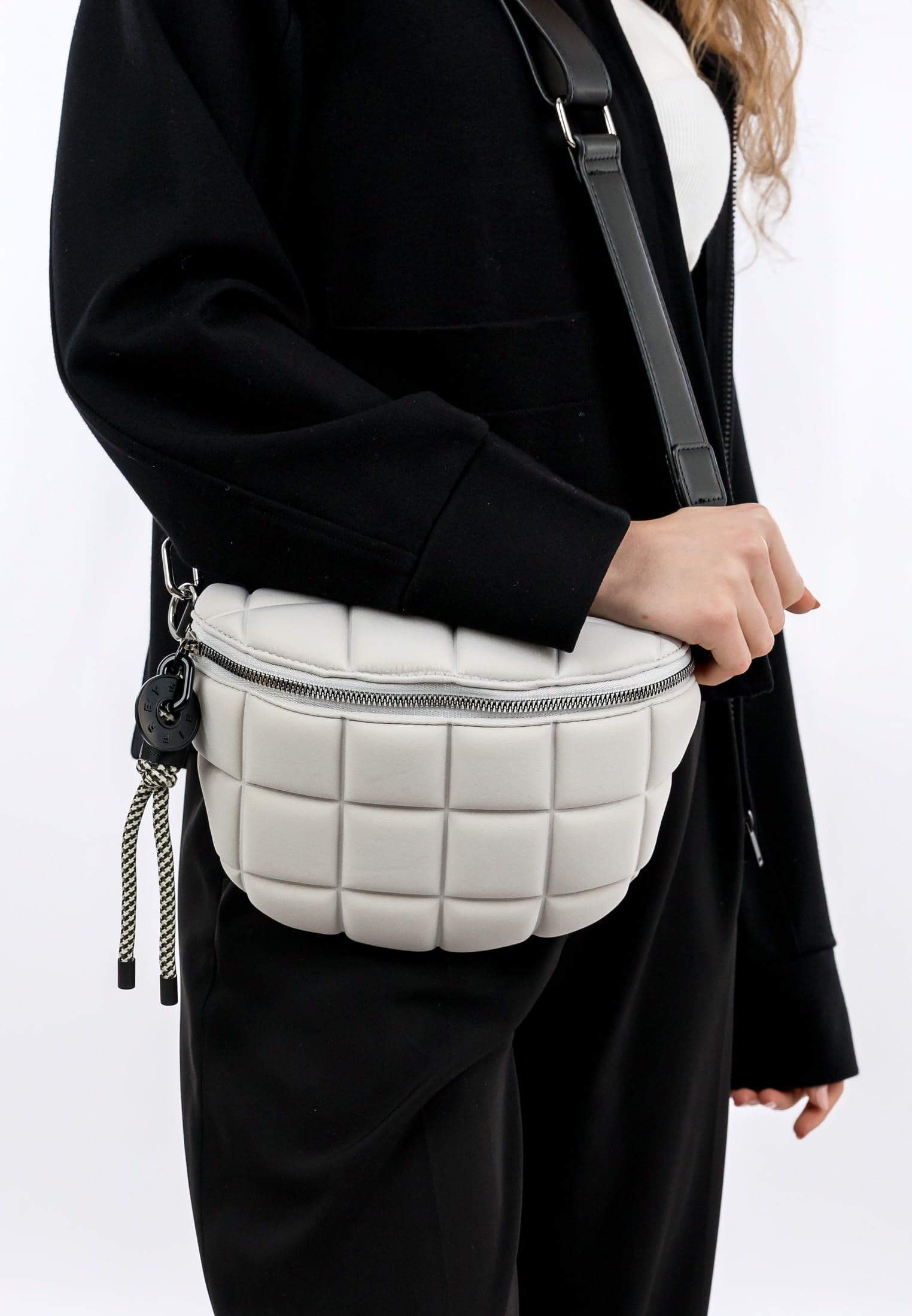 SURI FREY Jancy Crossbody Bag Umhängetasche hellgrau