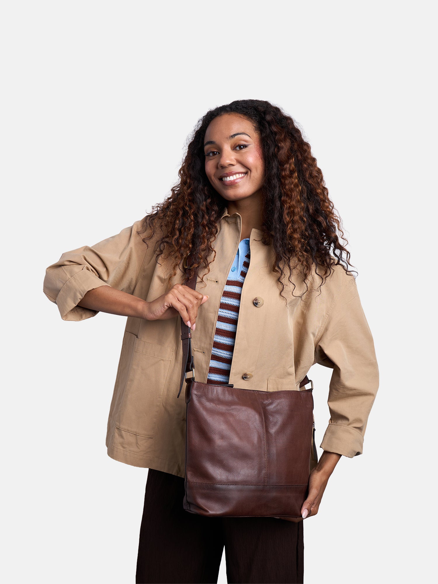 RE:DESIGNED Svea Big Umhängetasche Woodsmoke Leder