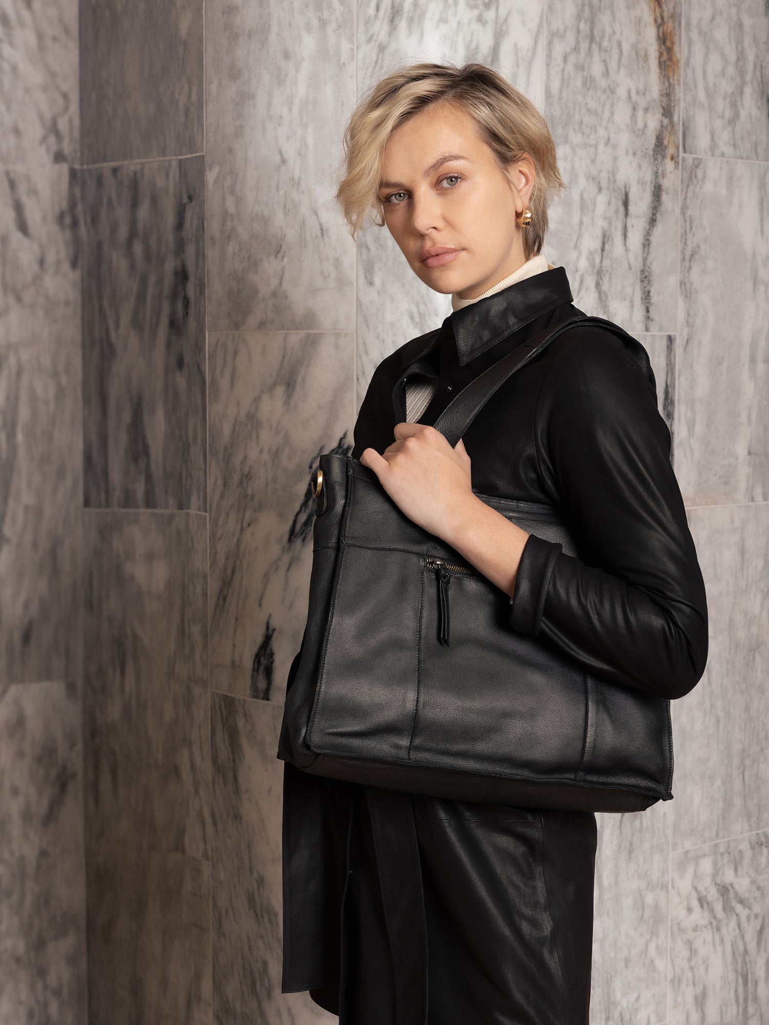 RE:DESIGNED Molly Urban Schultertasche Schwarz Laptop