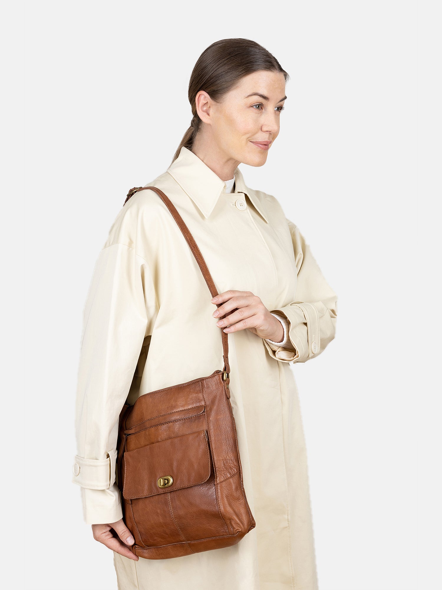 RE:DESIGNED Leknes Urban Umhängetasche Walnut Vollleder