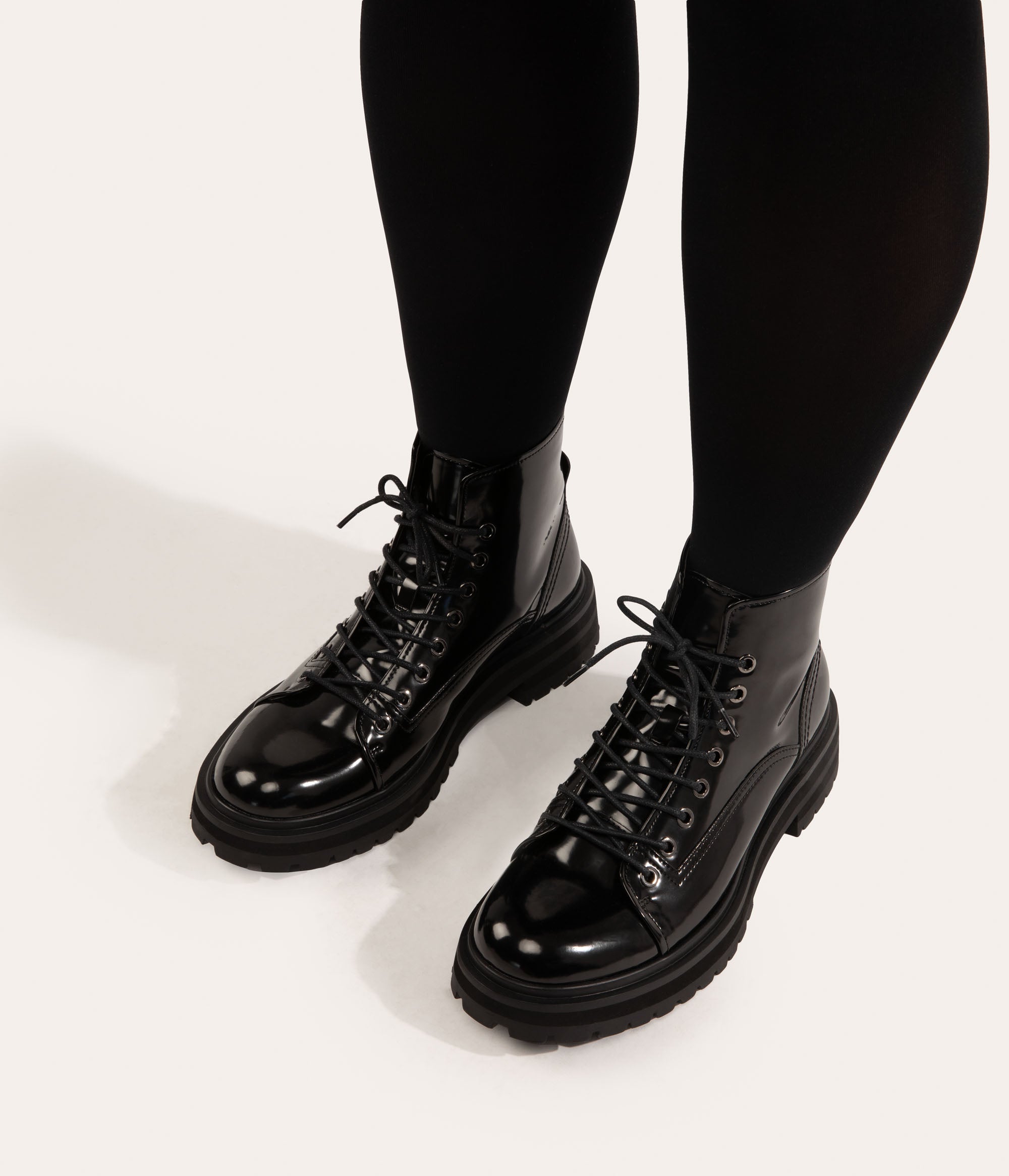 Matt & Nat Samara vegane Boots schwarz Lack Schnürung