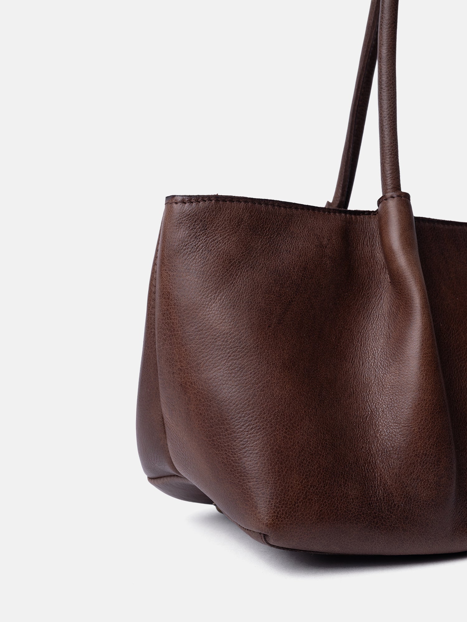 RE:DESIGNED Sille Handtasche Woodsmoke Vollleder