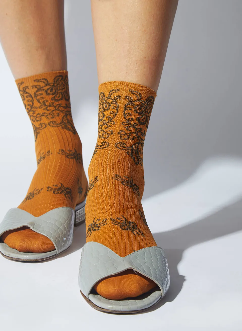 Maria la Rosa Fortaleza Socken Orange Seide Bandana