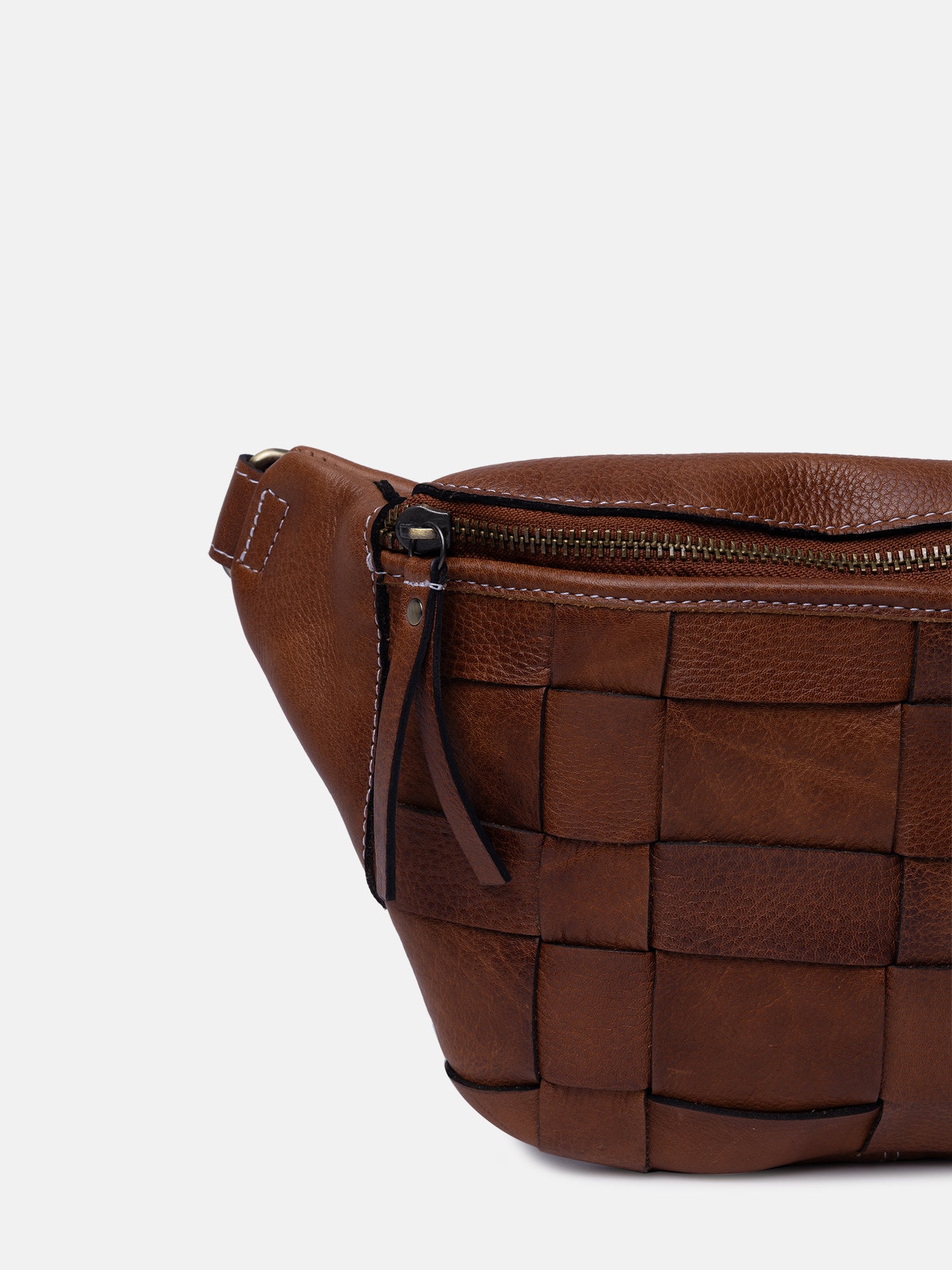 RE:DESIGNED Noor Bumbag Bauchtasche Walnut geflochten