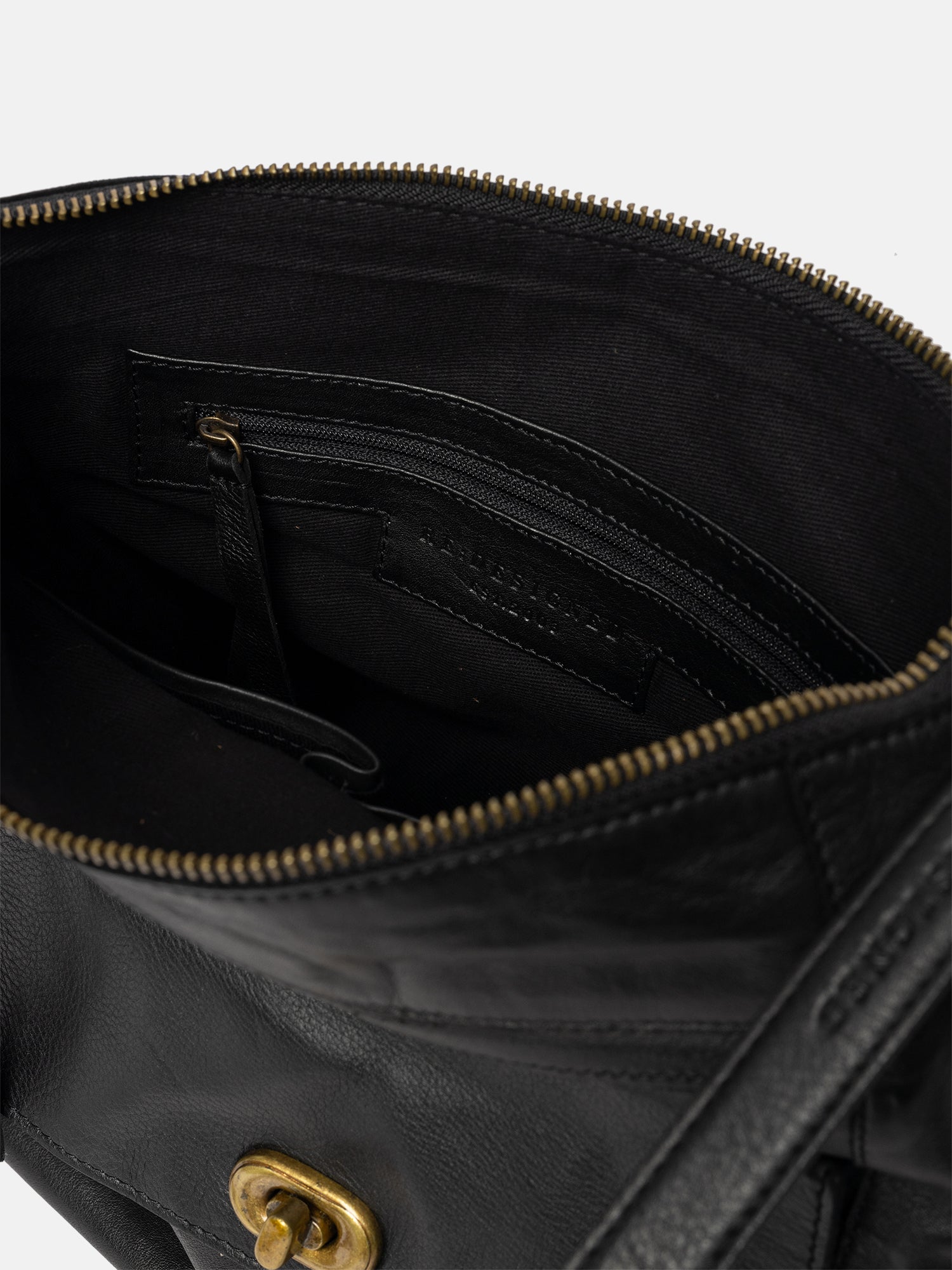 RE:DESIGNED Leknes Urban Umhängetasche Schwarz Vollleder