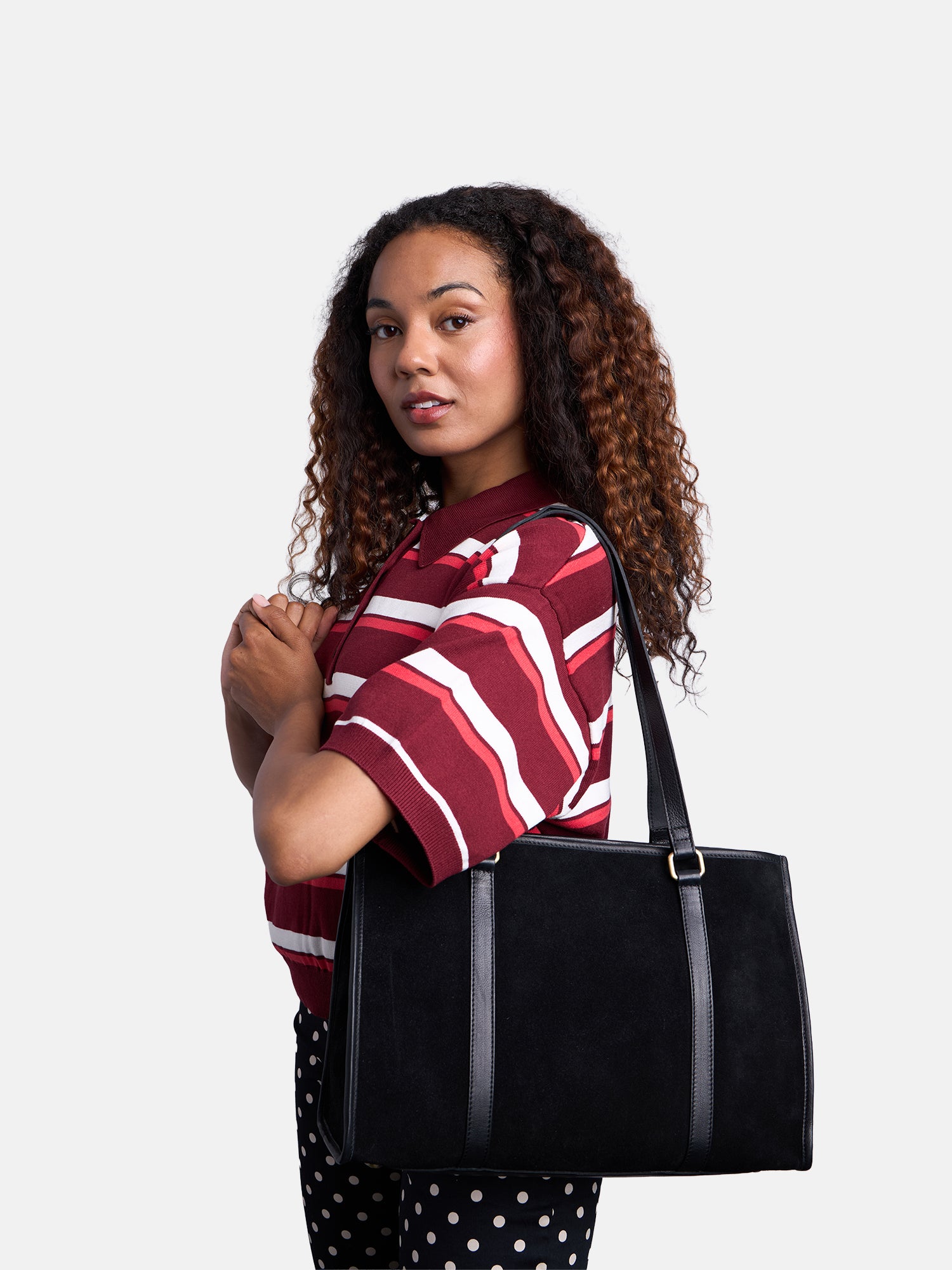RE:DESIGNED Sola Schultertasche Schwarz Wildleder