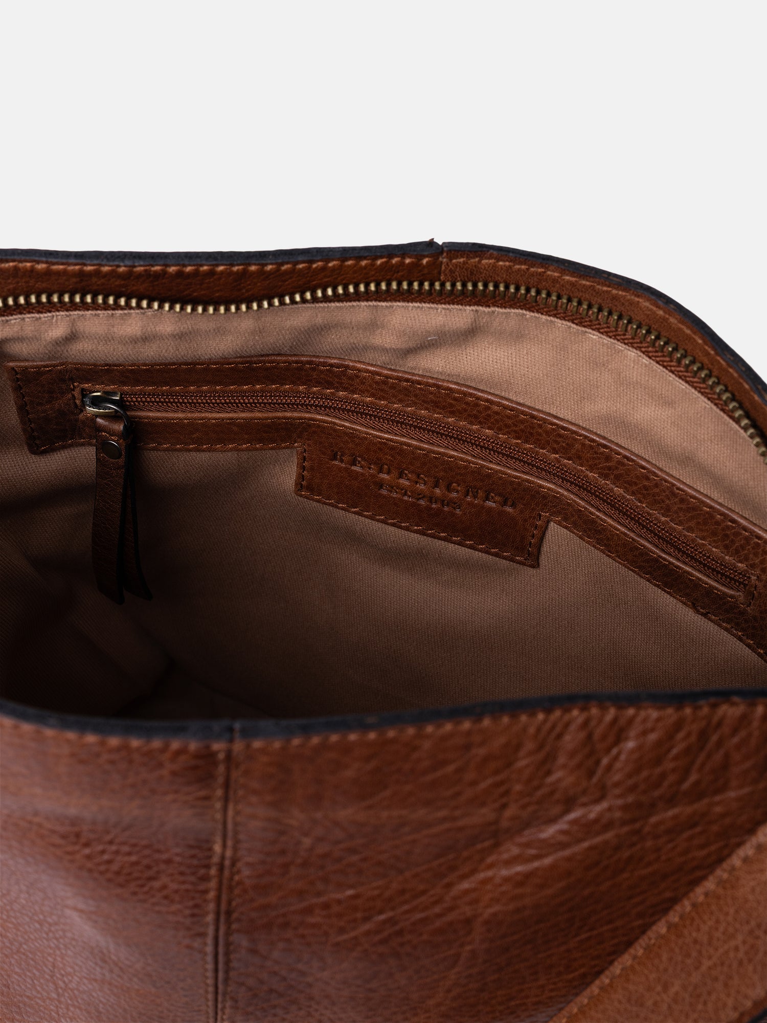 RE:DESIGNED Svea Big Umhängetasche Walnut Vollleder