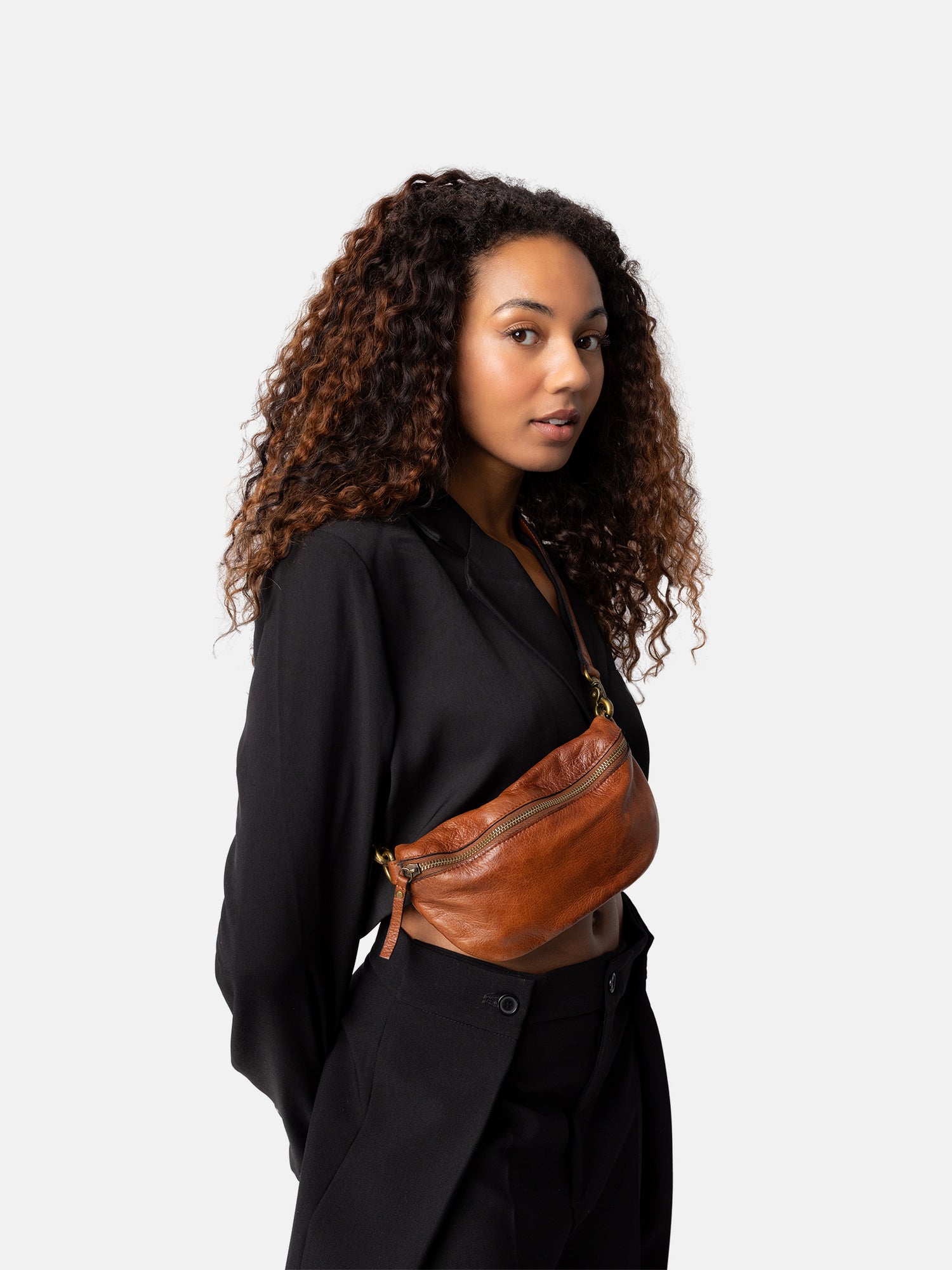 RE:DESIGNED Gisela Bauchtasche Walnut/Brass Vollleder