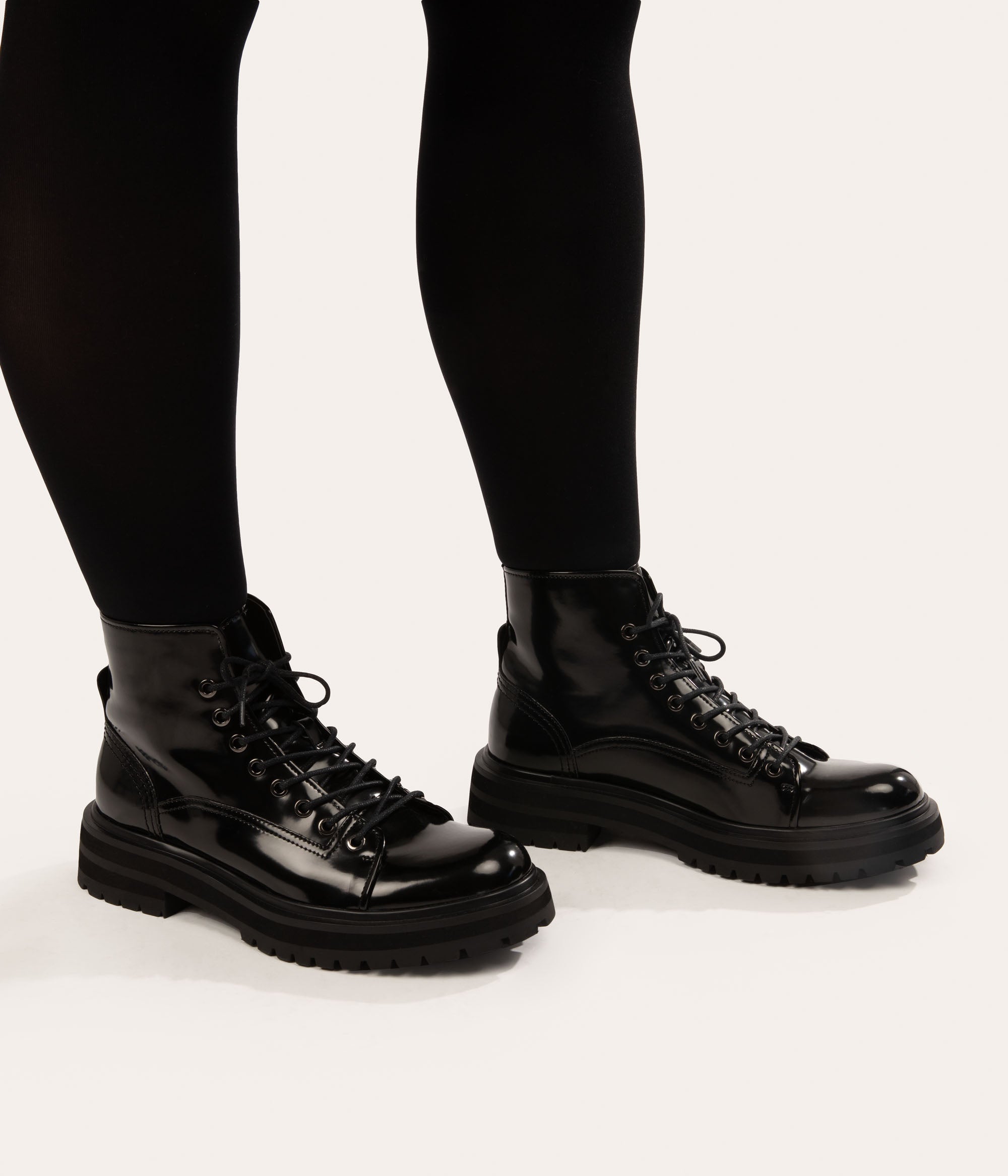 Matt & Nat Samara vegane Boots schwarz Lack Schnürung