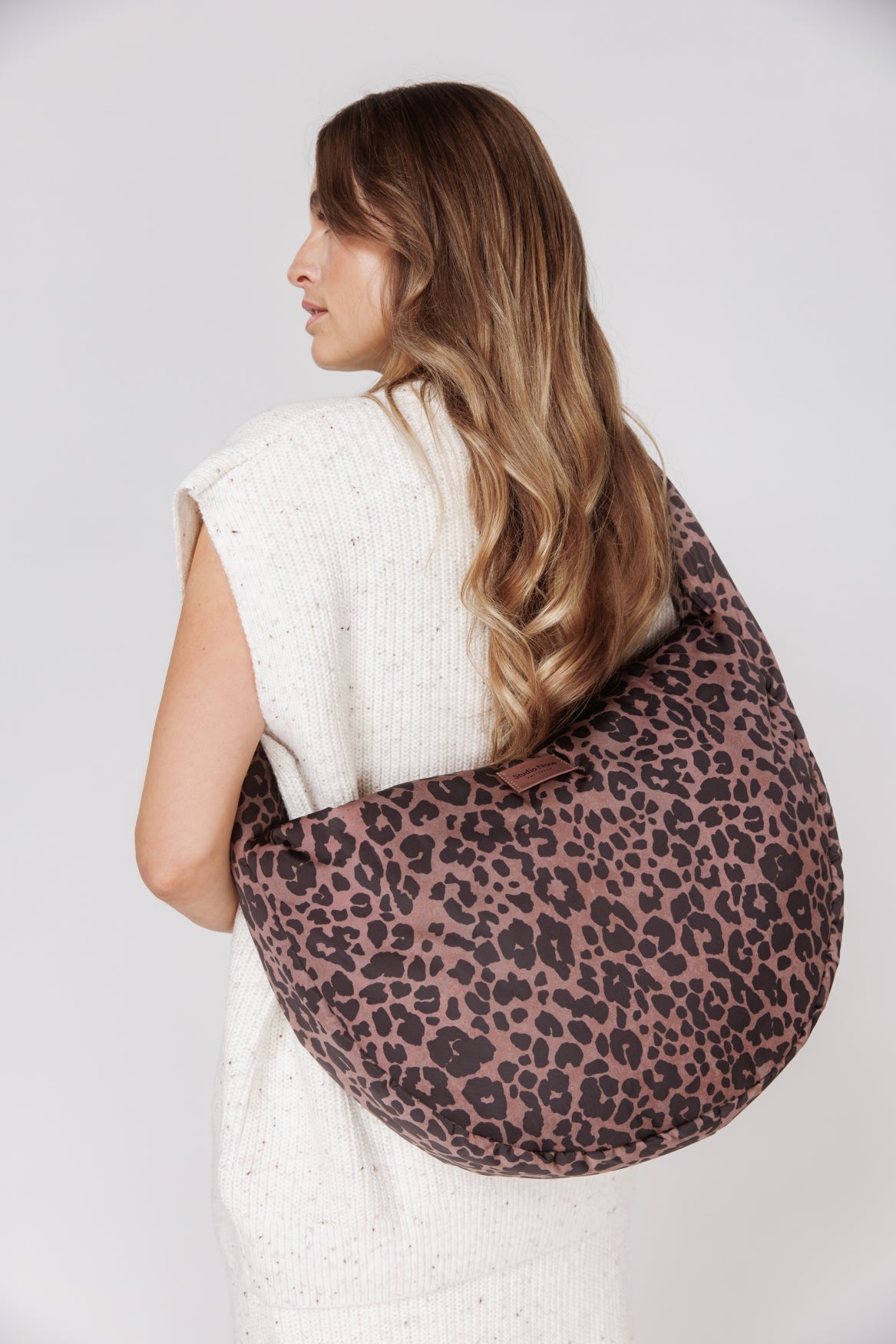 Studio Noos Puffy Umhängetasche Red Leopard Laptop