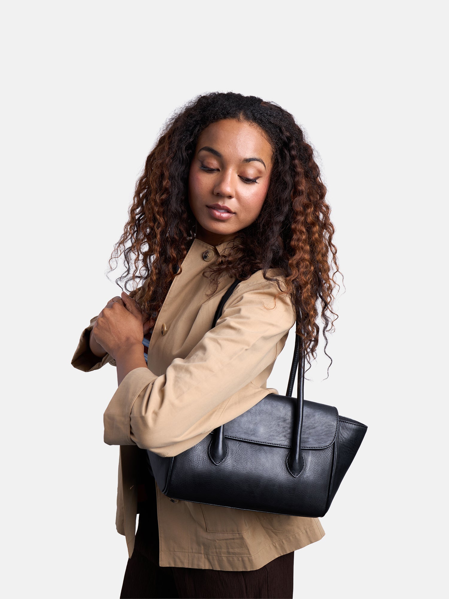 RE:DESIGNED Sisu Small Handtasche Schwarz Vintage-Leder