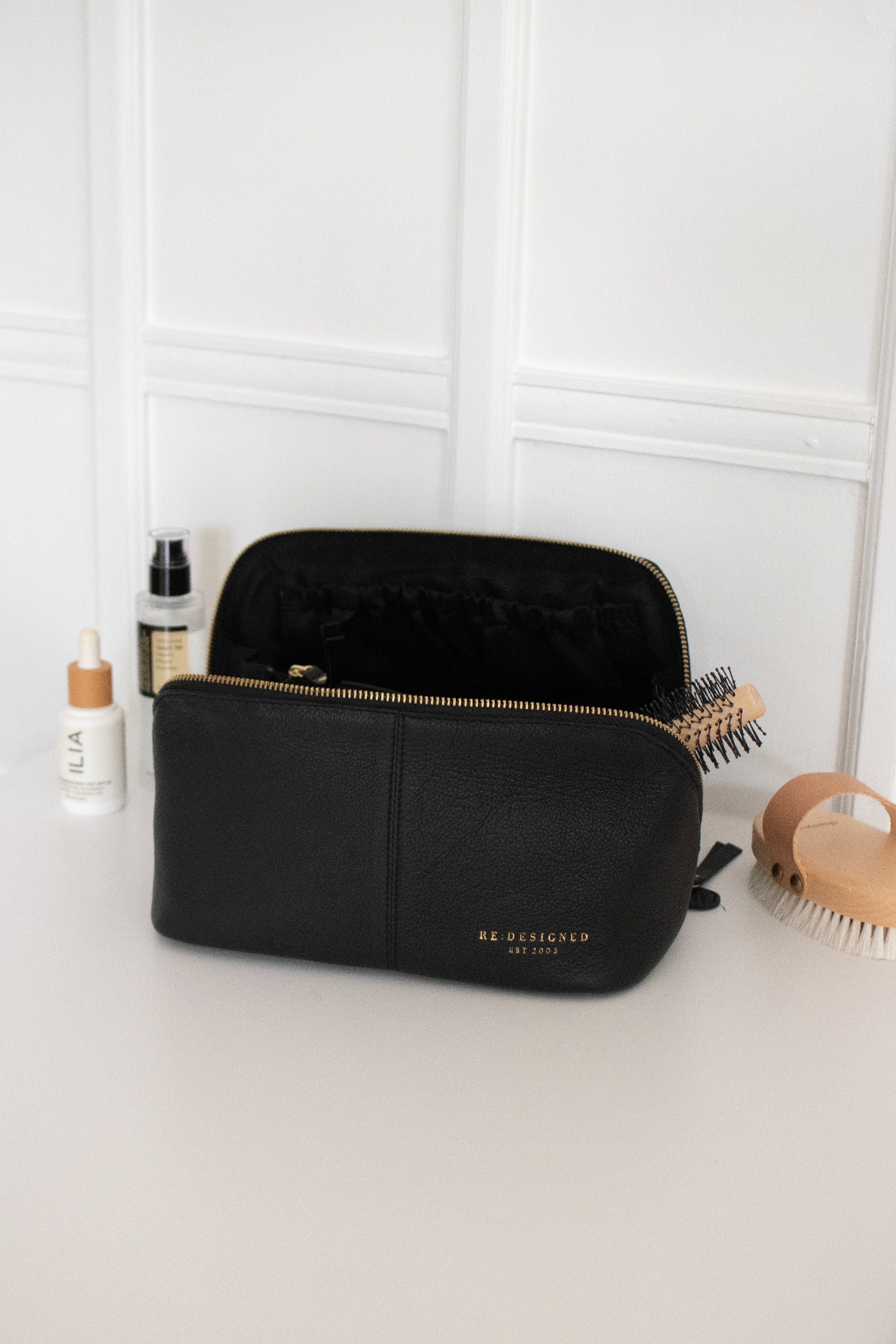 RE:DESIGNED Halima Small Kulturtasche Schwarz Gold Vollleder