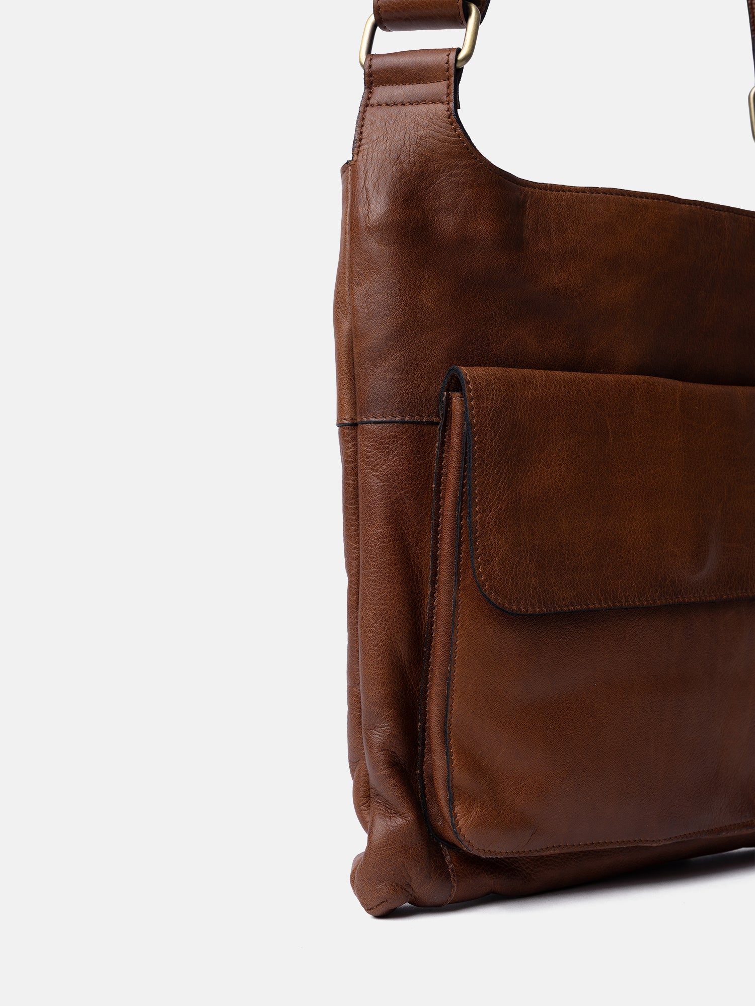 RE:DESIGNED Sara Big Umhängetasche Walnut Vollleder