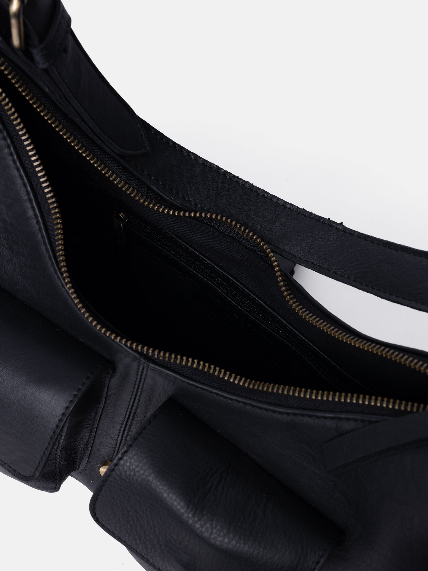 RE:DESIGNED Solvej Medium Schultertasche Schwarz Vollleder