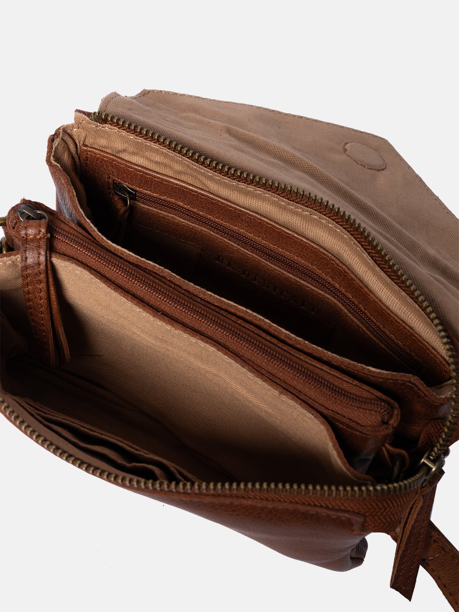 RE:DESIGNED Claire Urban Clutch Walnut Vollleder