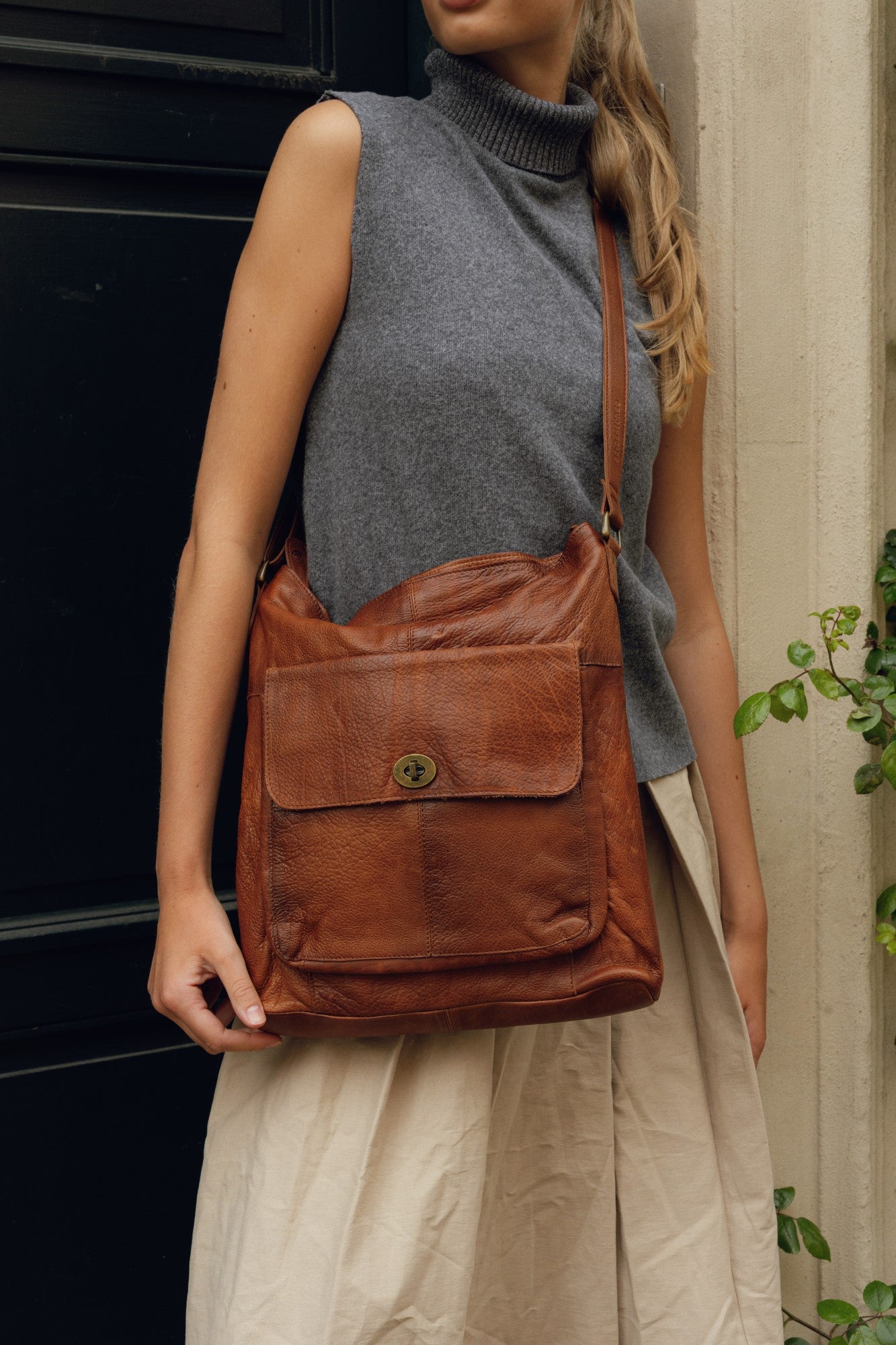 RE:DESIGNED 1656 Urban Umhängetasche Walnut Vollleder